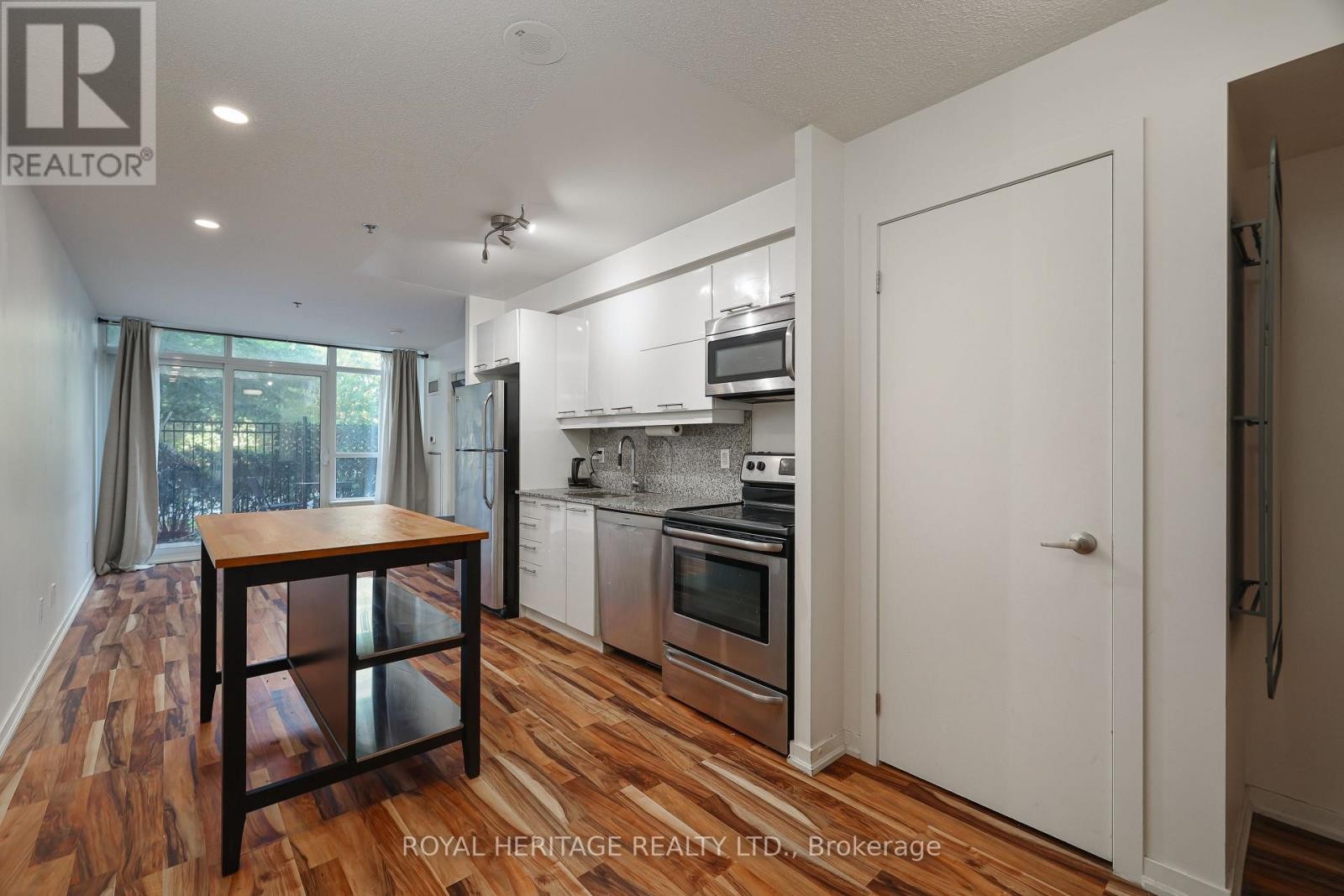 












104 - 38 JOE SHUSTER WAY

,
Toronto (South Parkdale),




Ontario
M6K0A5

