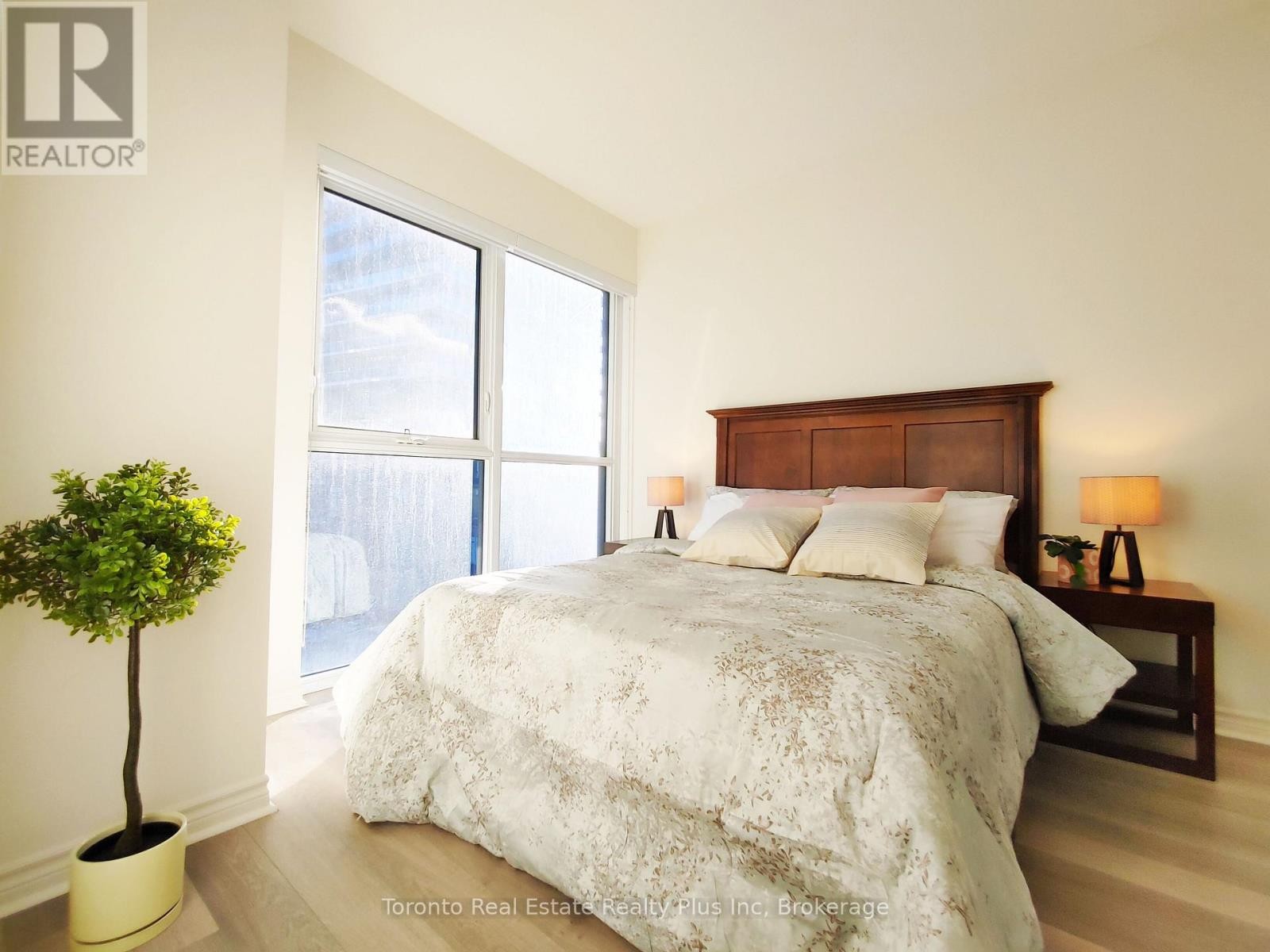 












403 - 39 ANNIE CRAIG DRIVE

,
Toronto (Mimico),




Ontario
M8V0H1

