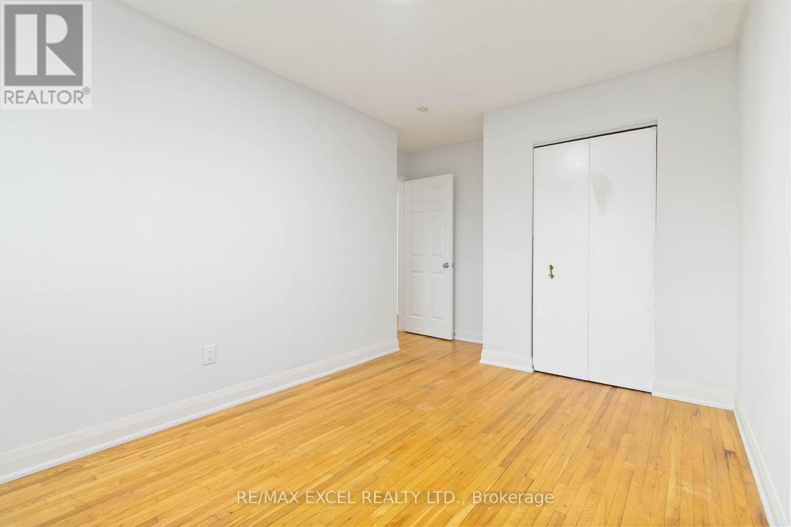 












12 - 1265 NAPIER CRESCENT

,
Oakville (CP College Park),




Ontario
L6H2A5

