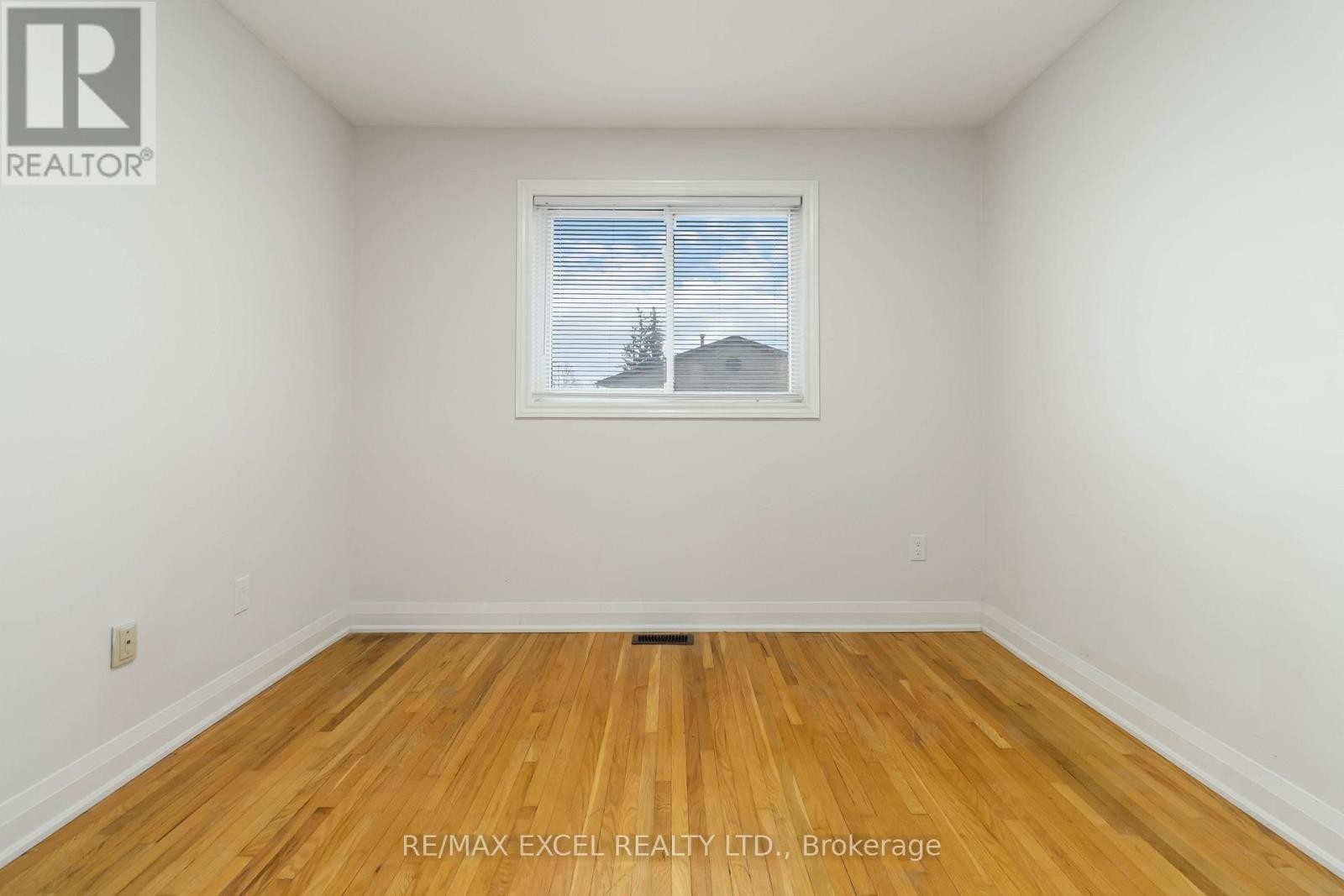 












12 - 1265 NAPIER CRESCENT

,
Oakville (CP College Park),




Ontario
L6H2A5

