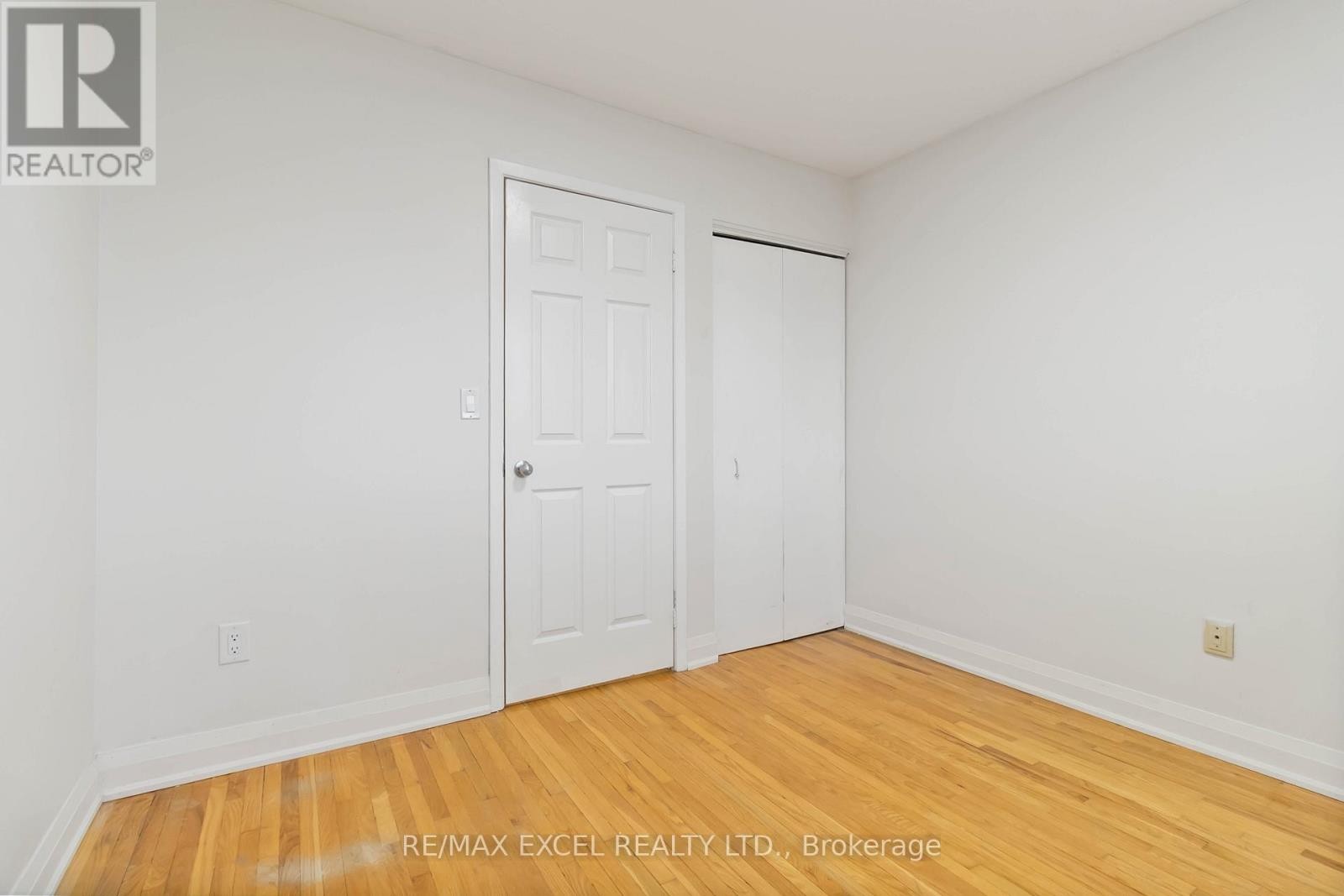 












12 - 1265 NAPIER CRESCENT

,
Oakville (CP College Park),




Ontario
L6H2A5

