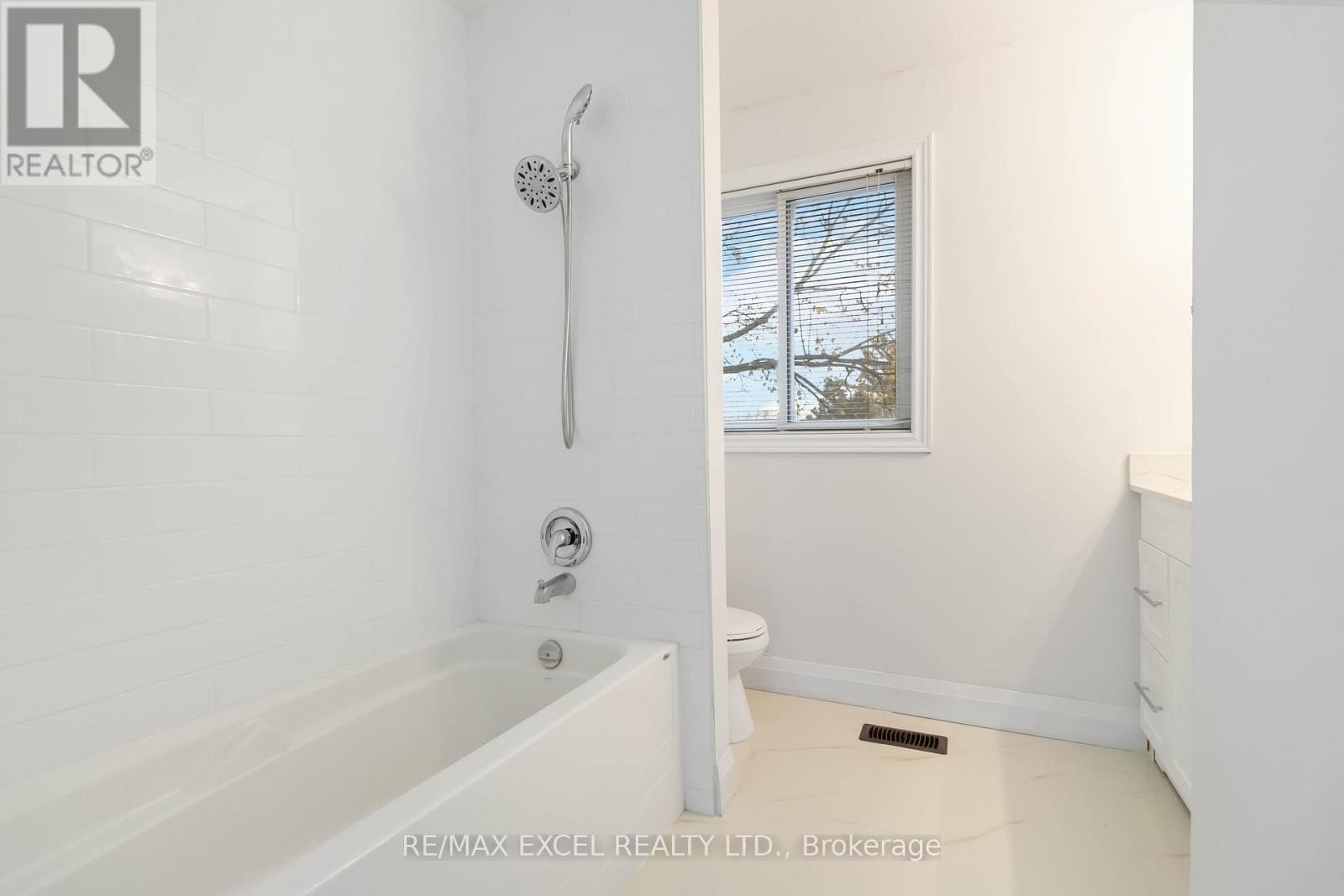 












12 - 1265 NAPIER CRESCENT

,
Oakville (CP College Park),




Ontario
L6H2A5

