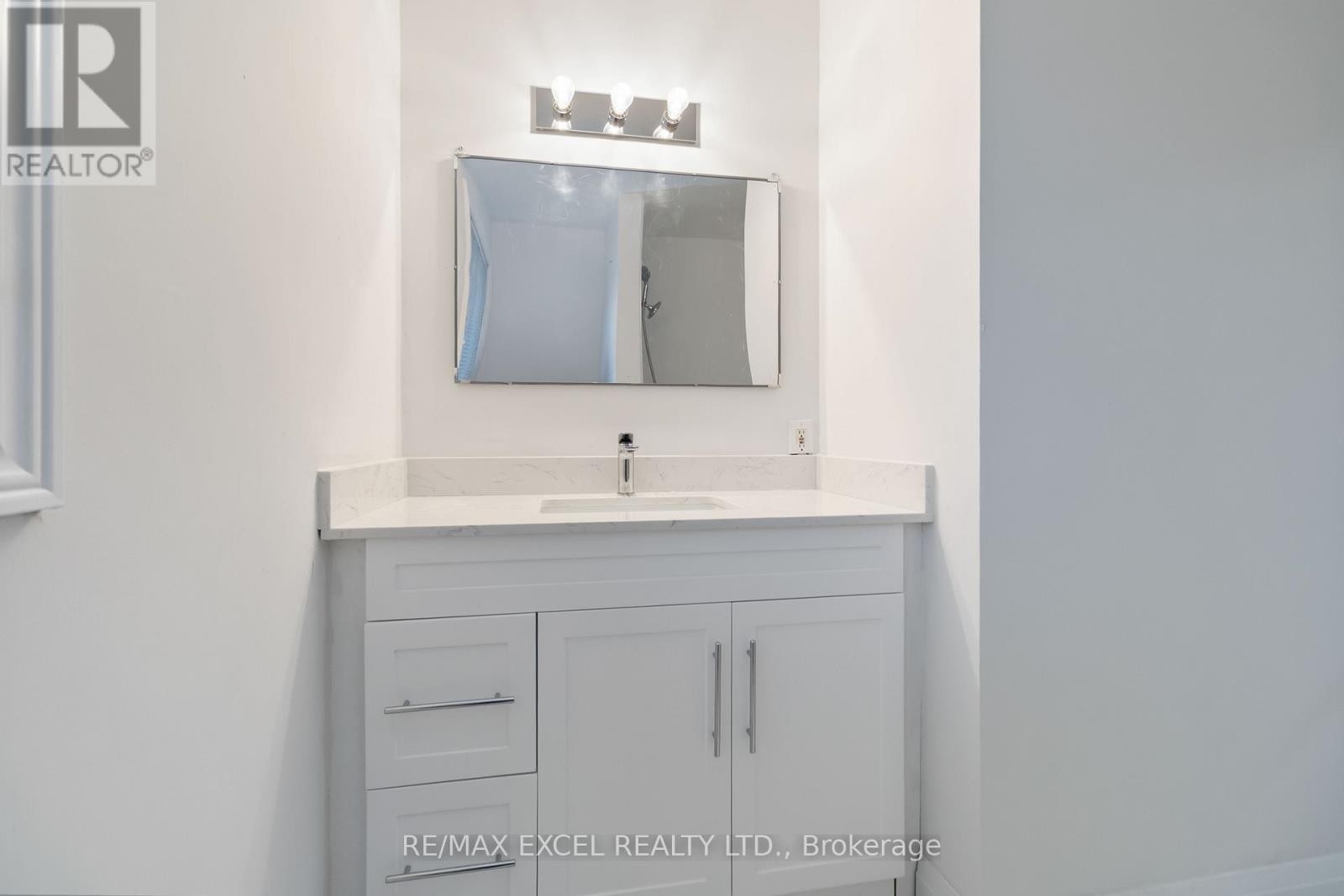 












12 - 1265 NAPIER CRESCENT

,
Oakville (CP College Park),




Ontario
L6H2A5

