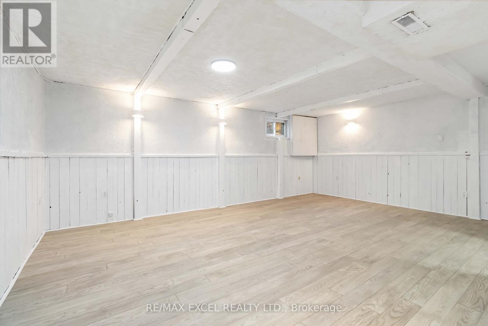 












12 - 1265 NAPIER CRESCENT

,
Oakville (CP College Park),




Ontario
L6H2A5

