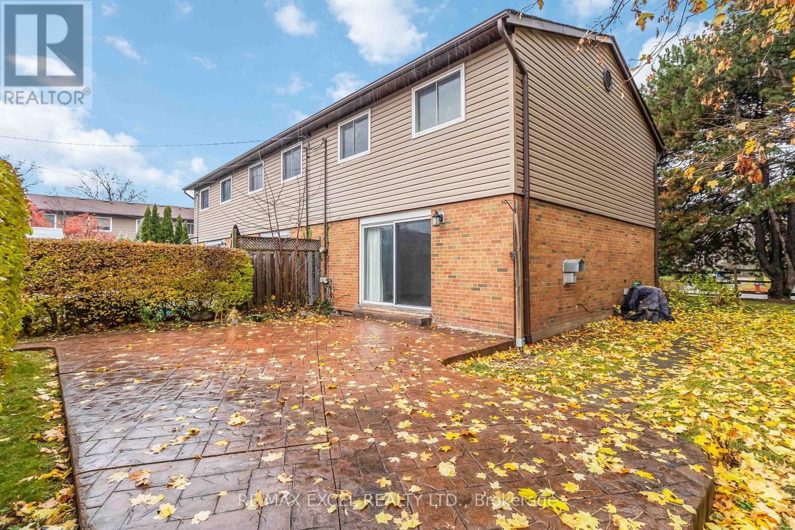 












12 - 1265 NAPIER CRESCENT

,
Oakville (CP College Park),




Ontario
L6H2A5


