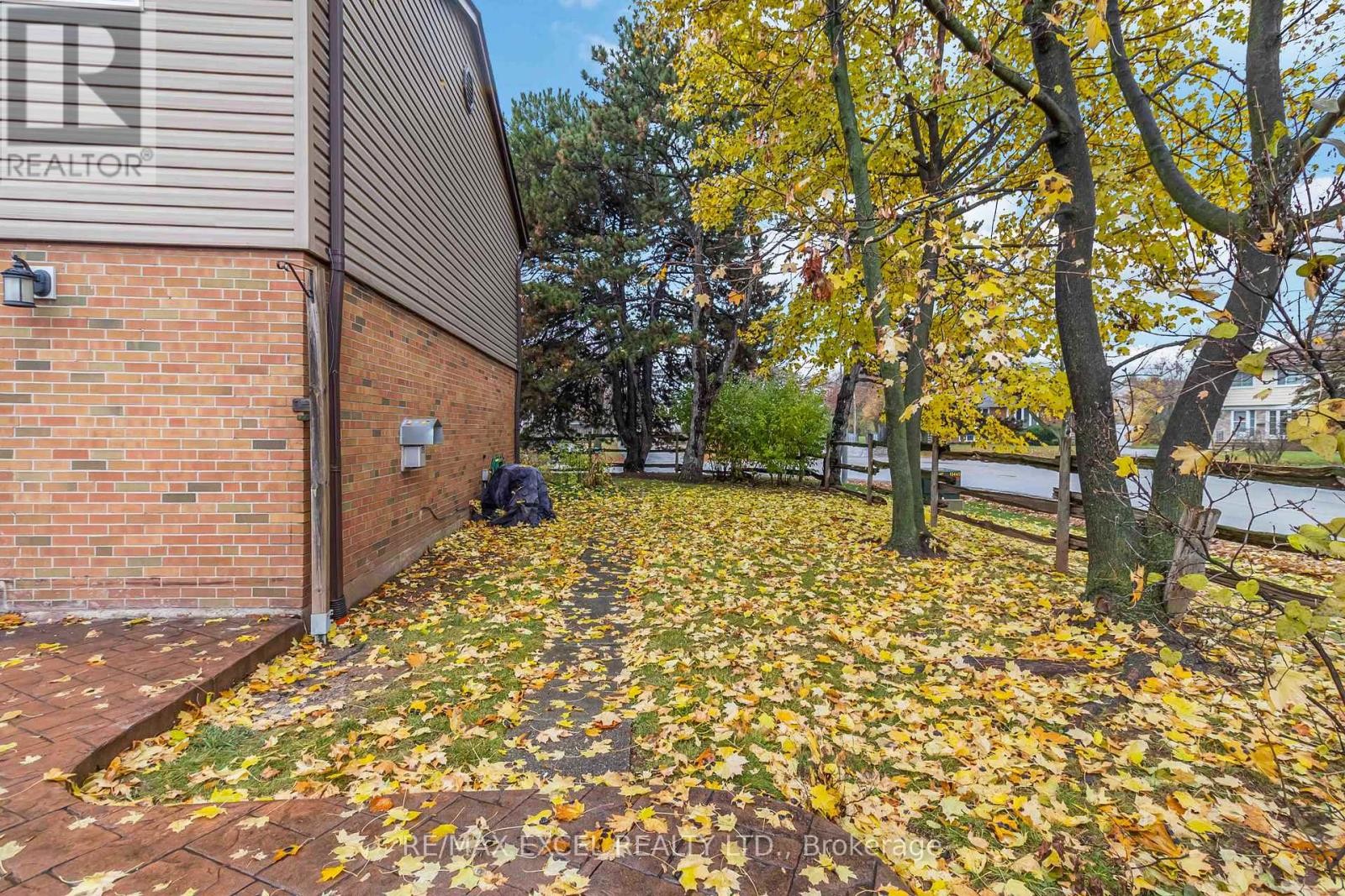 












12 - 1265 NAPIER CRESCENT

,
Oakville (CP College Park),




Ontario
L6H2A5

