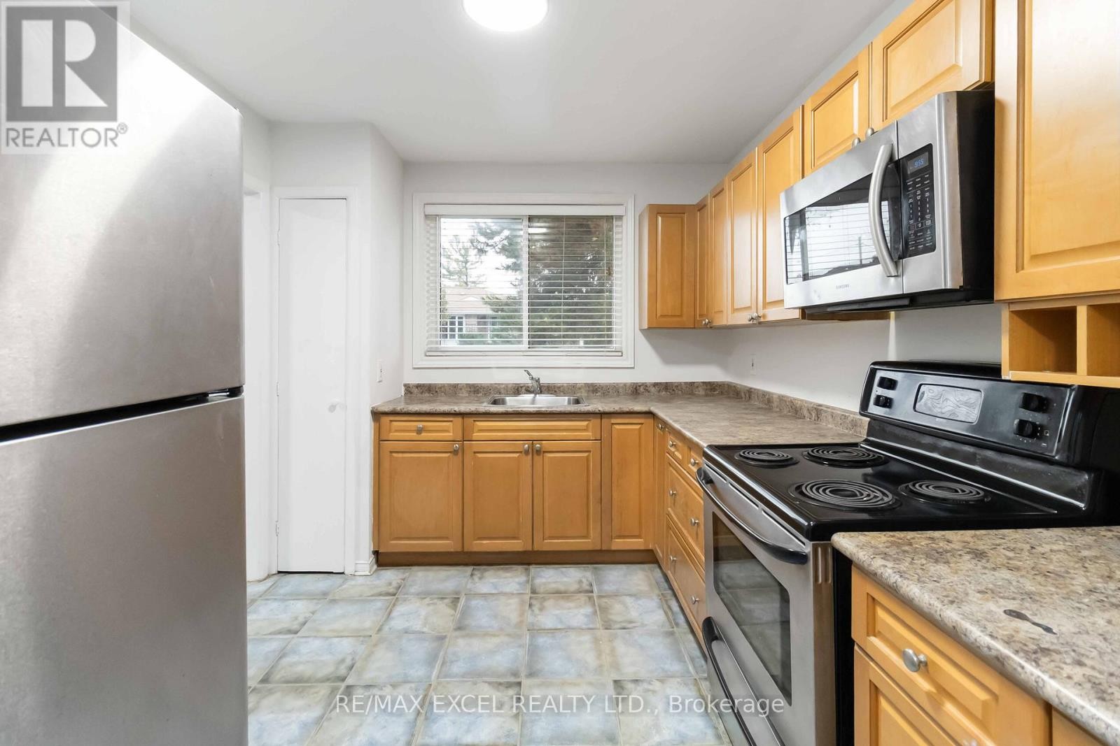 












12 - 1265 NAPIER CRESCENT

,
Oakville (CP College Park),




Ontario
L6H2A5

