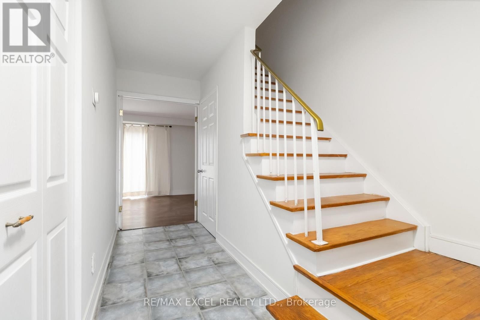 












12 - 1265 NAPIER CRESCENT

,
Oakville (CP College Park),




Ontario
L6H2A5

