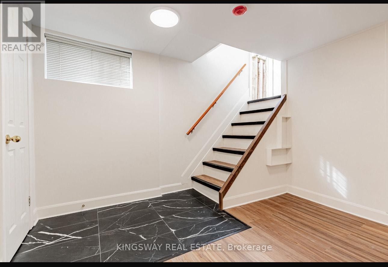 












26 REID MANOR

,
Toronto (Stonegate-Queensway),




Ontario
M8Y2H7

