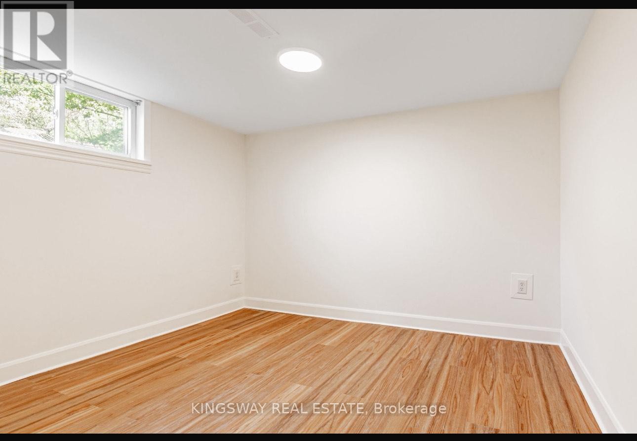 












26 REID MANOR

,
Toronto (Stonegate-Queensway),




Ontario
M8Y2H7

