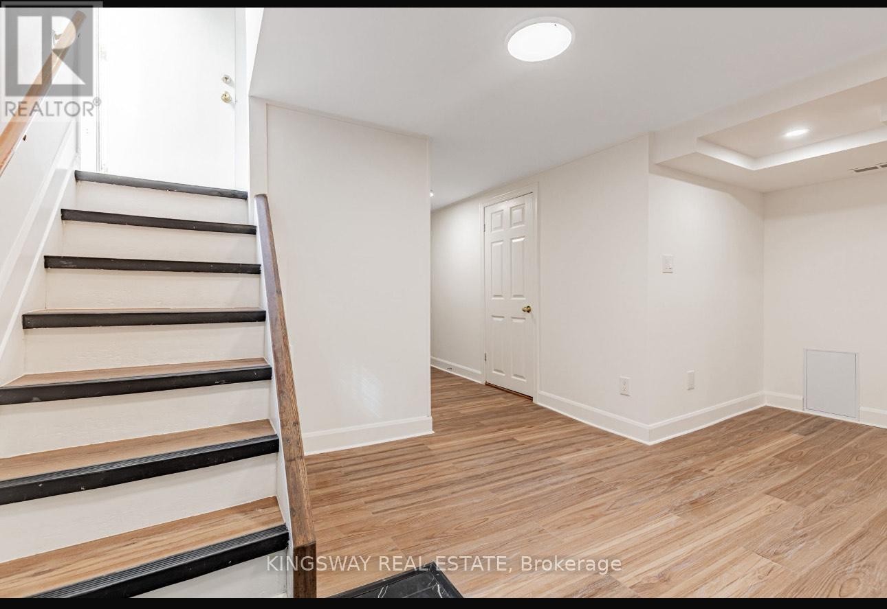 












26 REID MANOR

,
Toronto (Stonegate-Queensway),




Ontario
M8Y2H7

