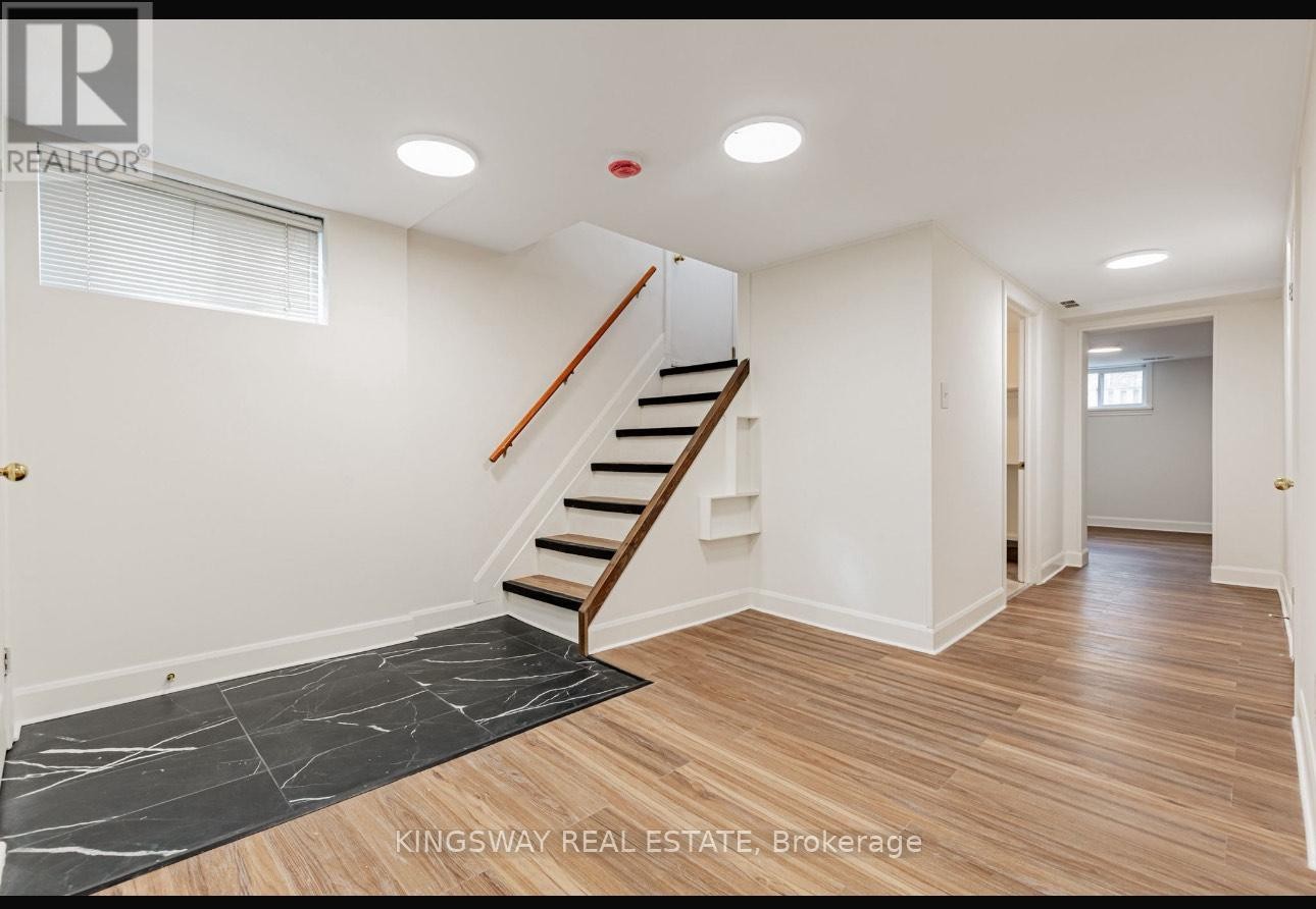 












26 REID MANOR

,
Toronto (Stonegate-Queensway),




Ontario
M8Y2H7

