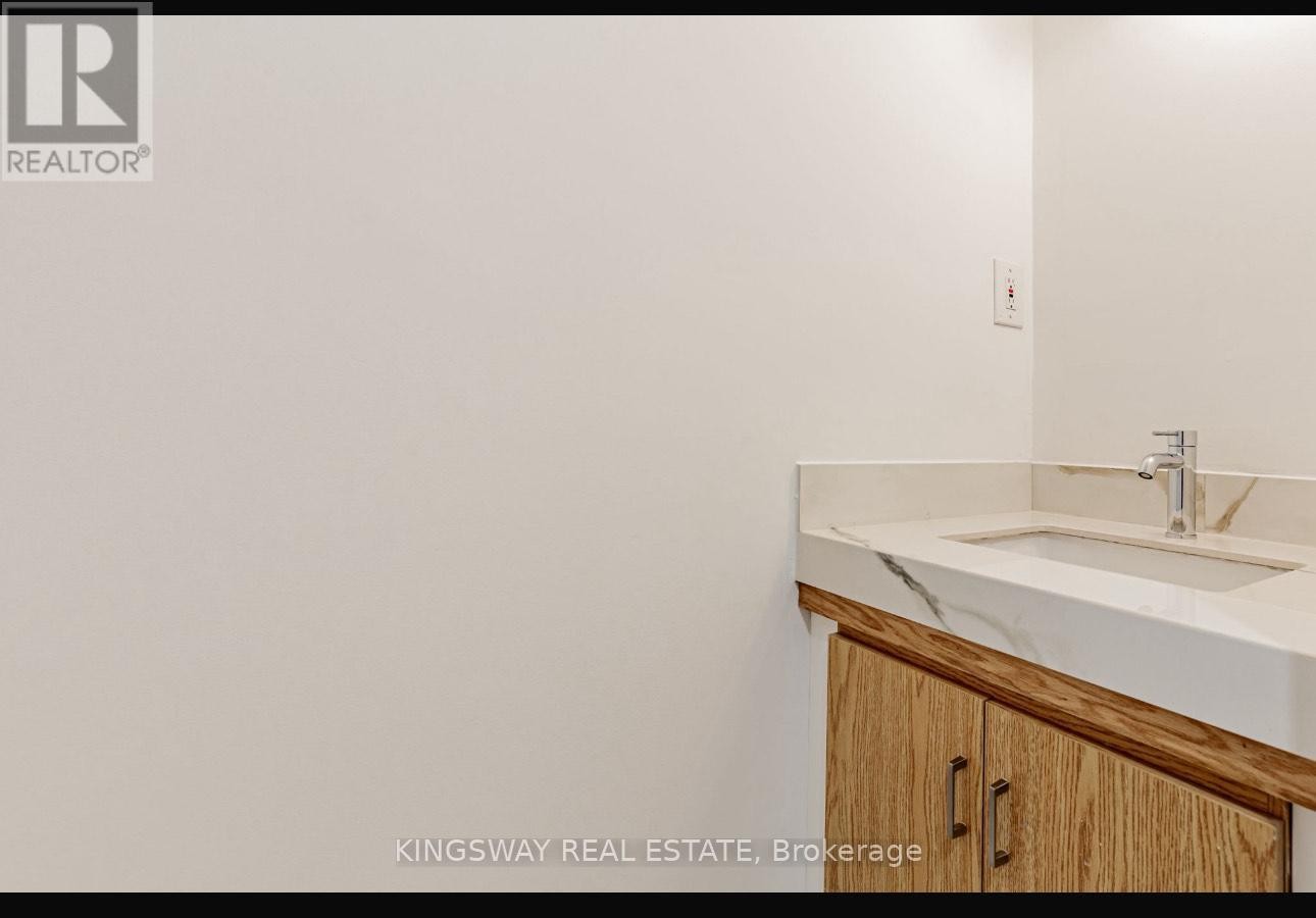 












26 REID MANOR

,
Toronto (Stonegate-Queensway),




Ontario
M8Y2H7

