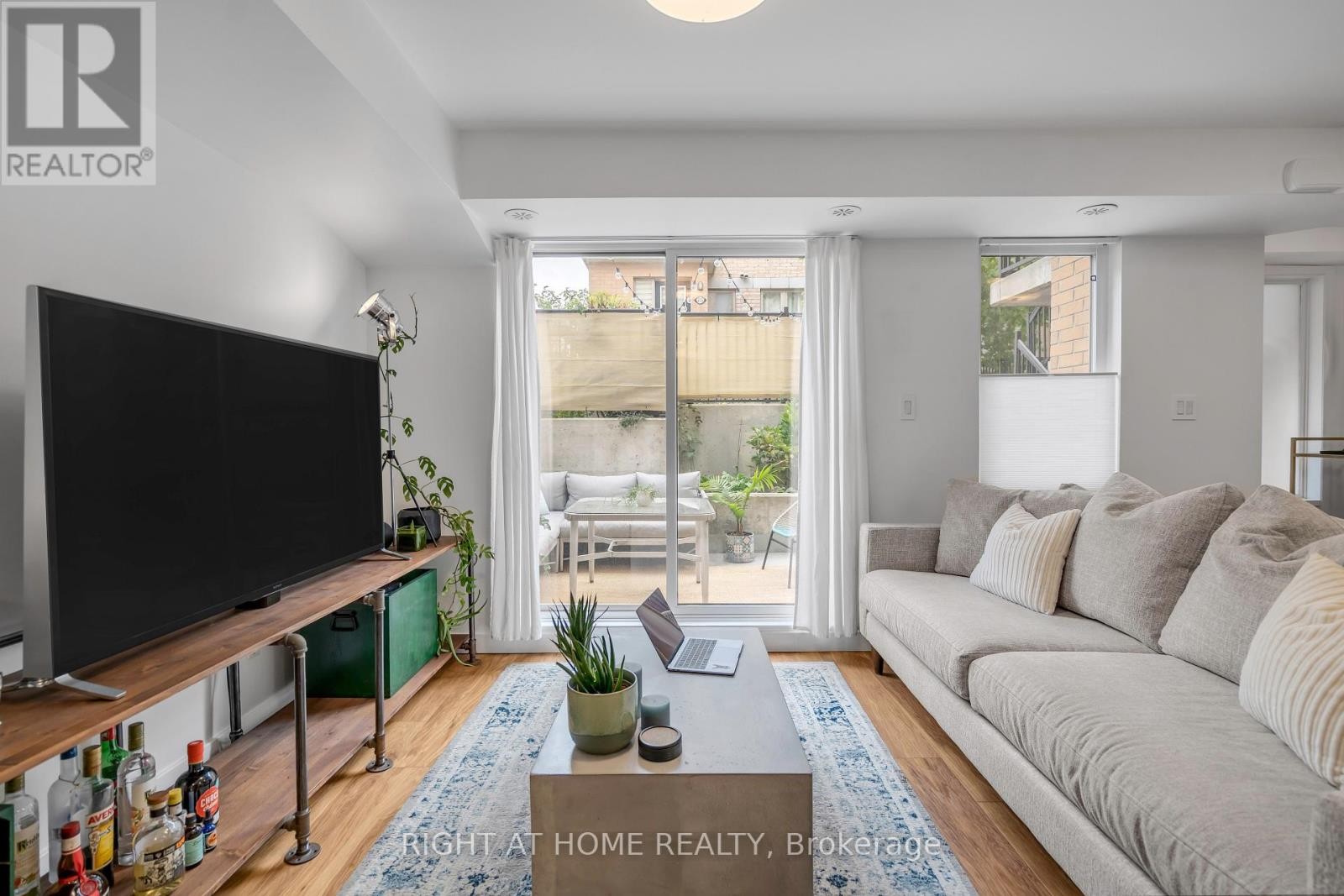 












146 - 12 FOUNDRY AVENUE

,
Toronto (Dovercourt-Wallace Emerson-Junction),




Ontario
M6H0A7

