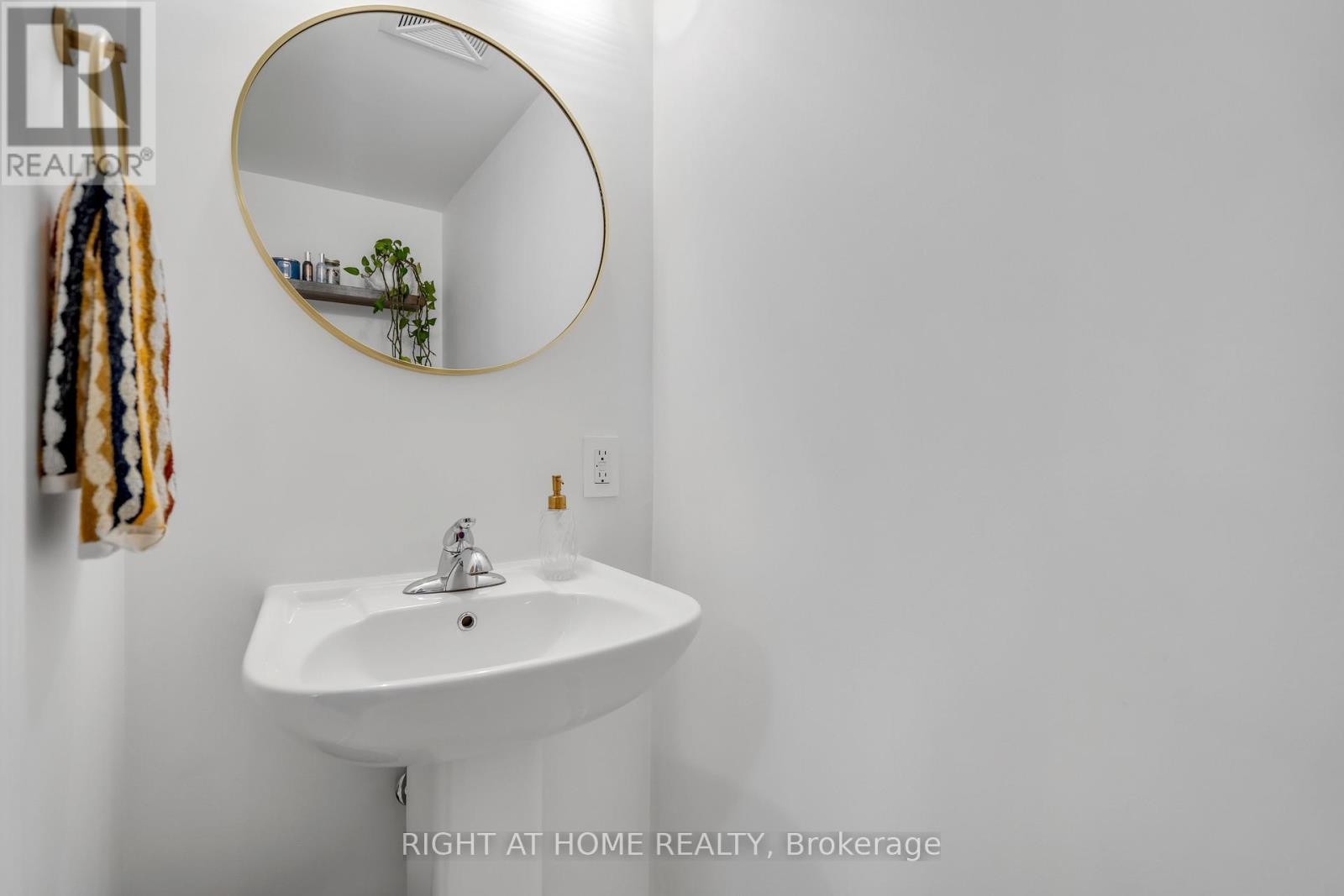 












146 - 12 FOUNDRY AVENUE

,
Toronto (Dovercourt-Wallace Emerson-Junction),




Ontario
M6H0A7

