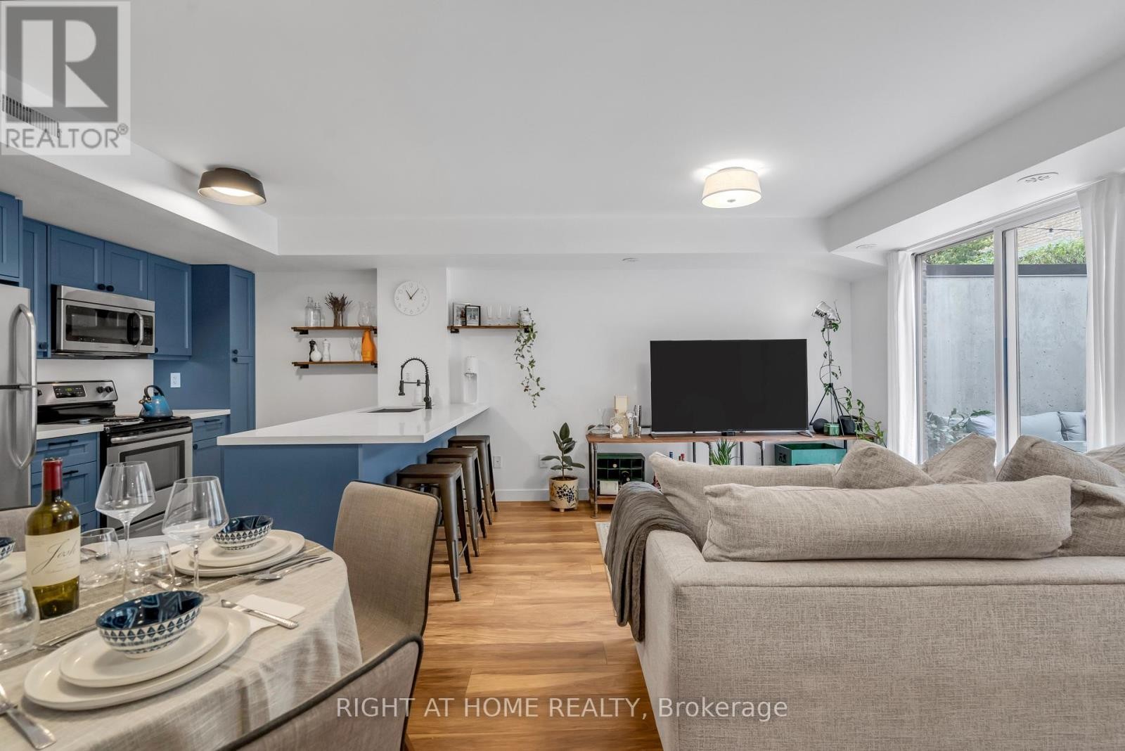 












146 - 12 FOUNDRY AVENUE

,
Toronto (Dovercourt-Wallace Emerson-Junction),




Ontario
M6H0A7

