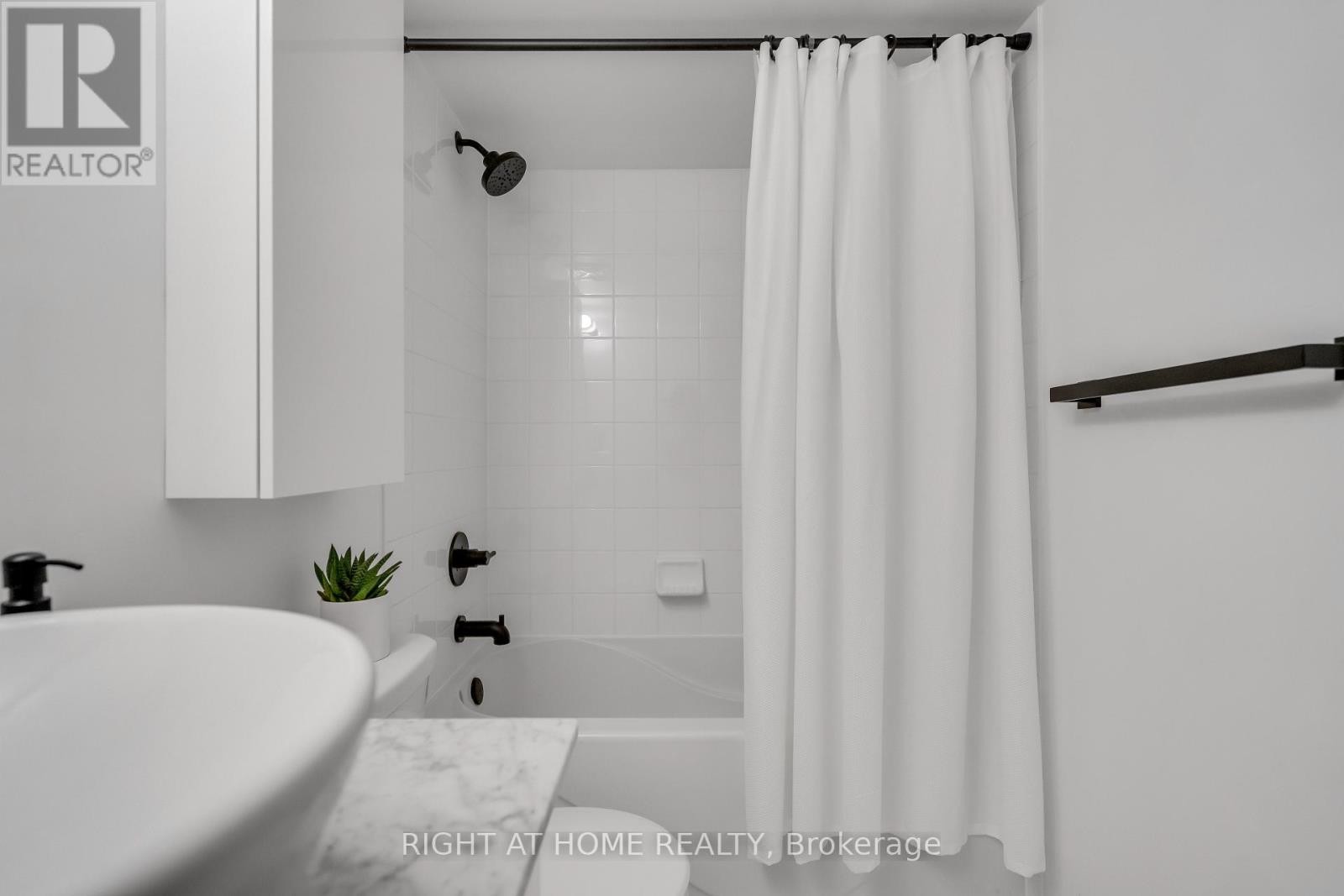 












146 - 12 FOUNDRY AVENUE

,
Toronto (Dovercourt-Wallace Emerson-Junction),




Ontario
M6H0A7

