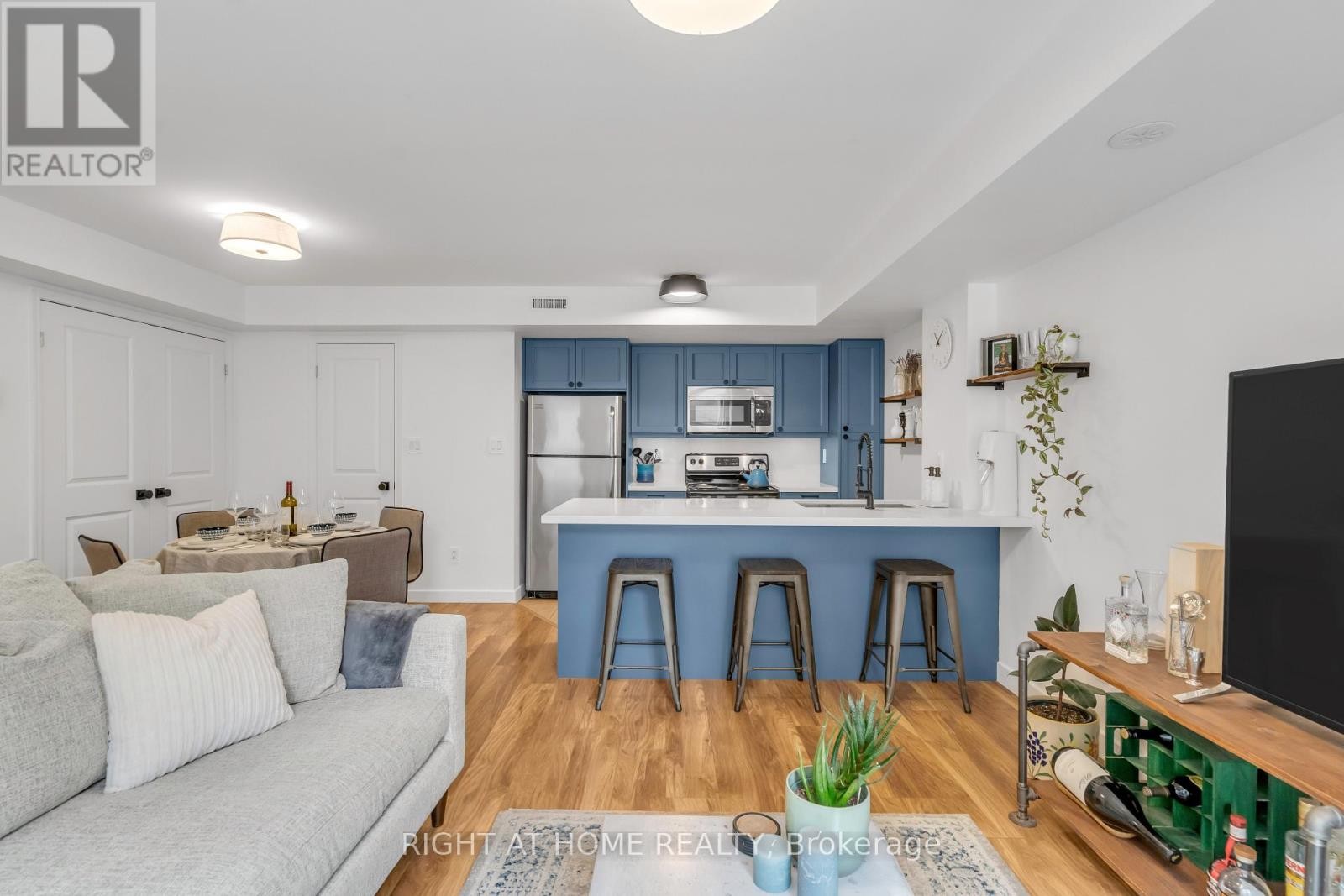 












146 - 12 FOUNDRY AVENUE

,
Toronto (Dovercourt-Wallace Emerson-Junction),




Ontario
M6H0A7

