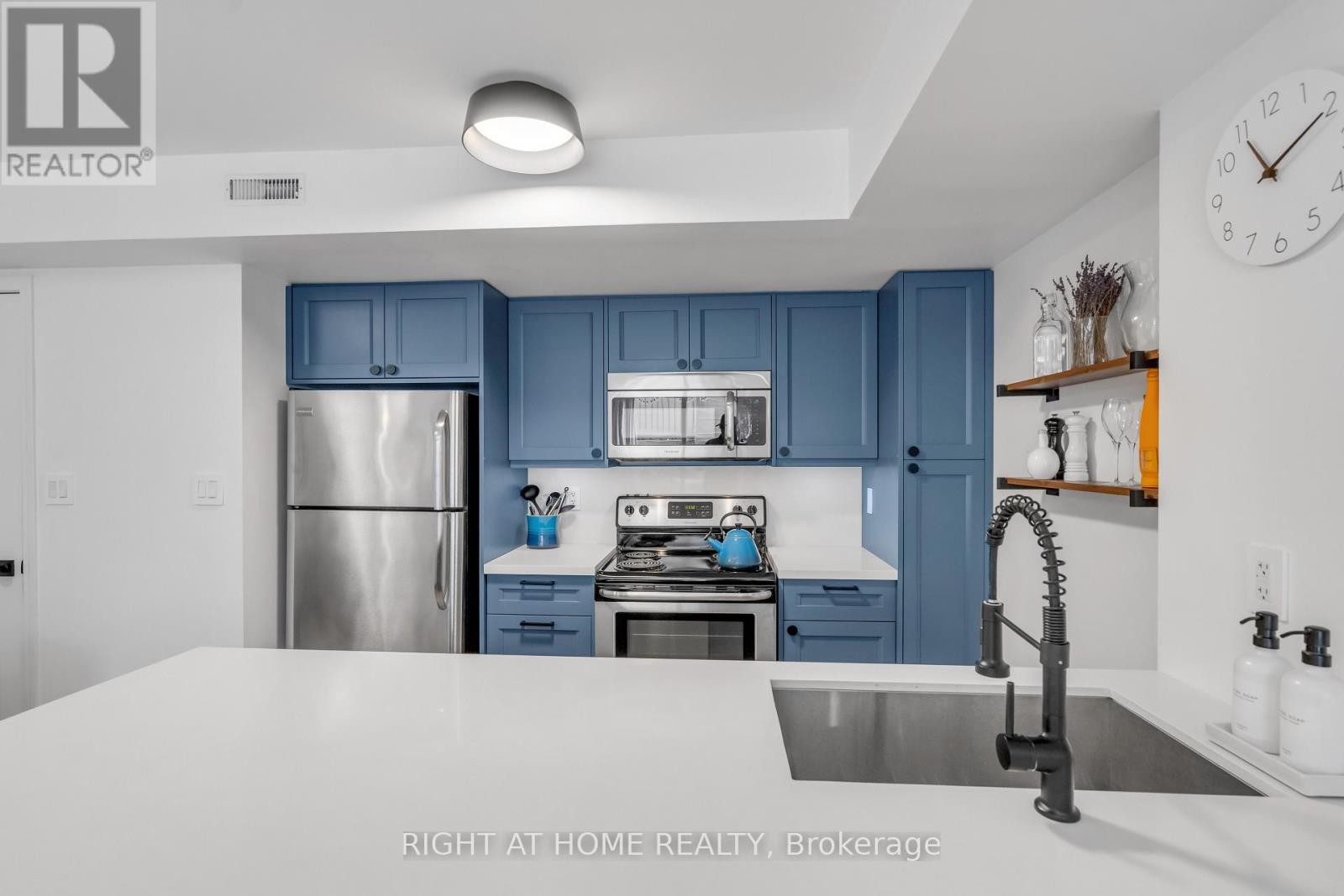 












146 - 12 FOUNDRY AVENUE

,
Toronto (Dovercourt-Wallace Emerson-Junction),




Ontario
M6H0A7

