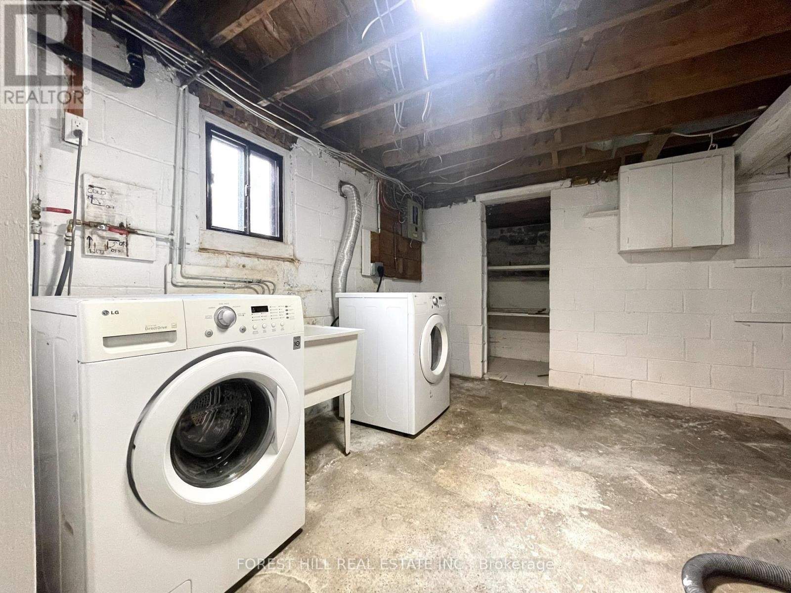 












117 NORTH CARSON STREET

,
Toronto (Alderwood),




Ontario
M8W4C7

