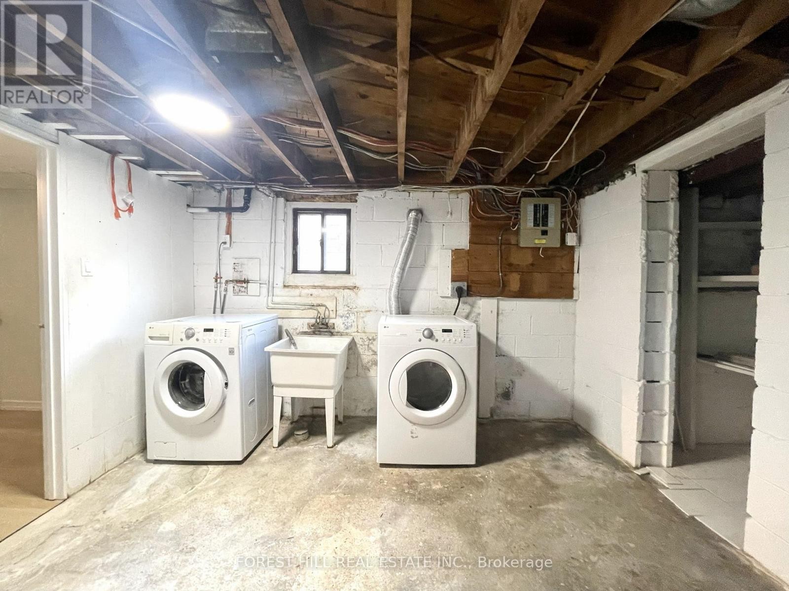 












117 NORTH CARSON STREET

,
Toronto (Alderwood),




Ontario
M8W4C7

