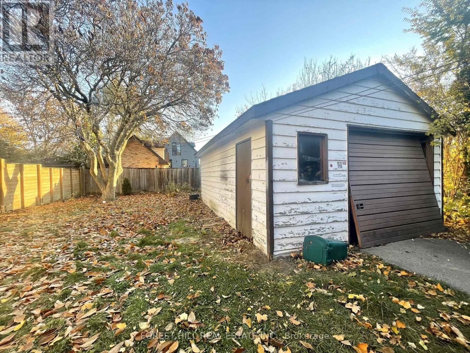 












117 NORTH CARSON STREET

,
Toronto (Alderwood),




Ontario
M8W4C7

