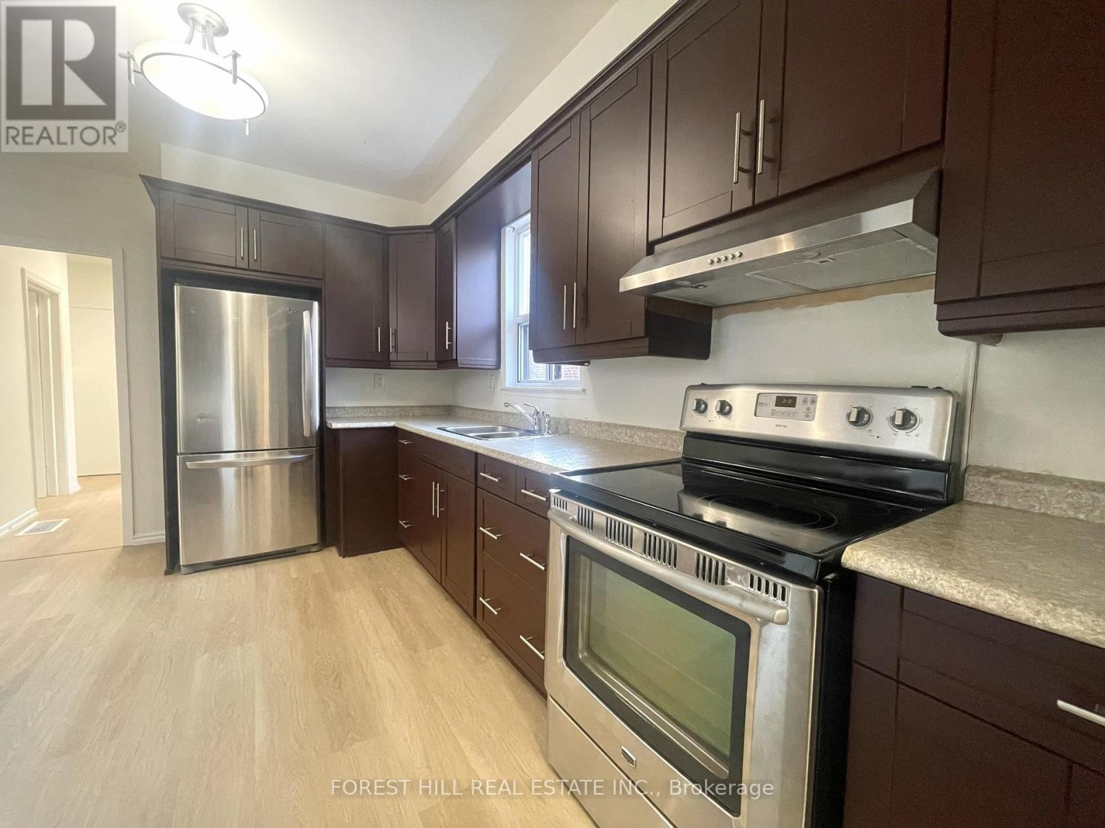 












117 NORTH CARSON STREET

,
Toronto (Alderwood),




Ontario
M8W4C7

