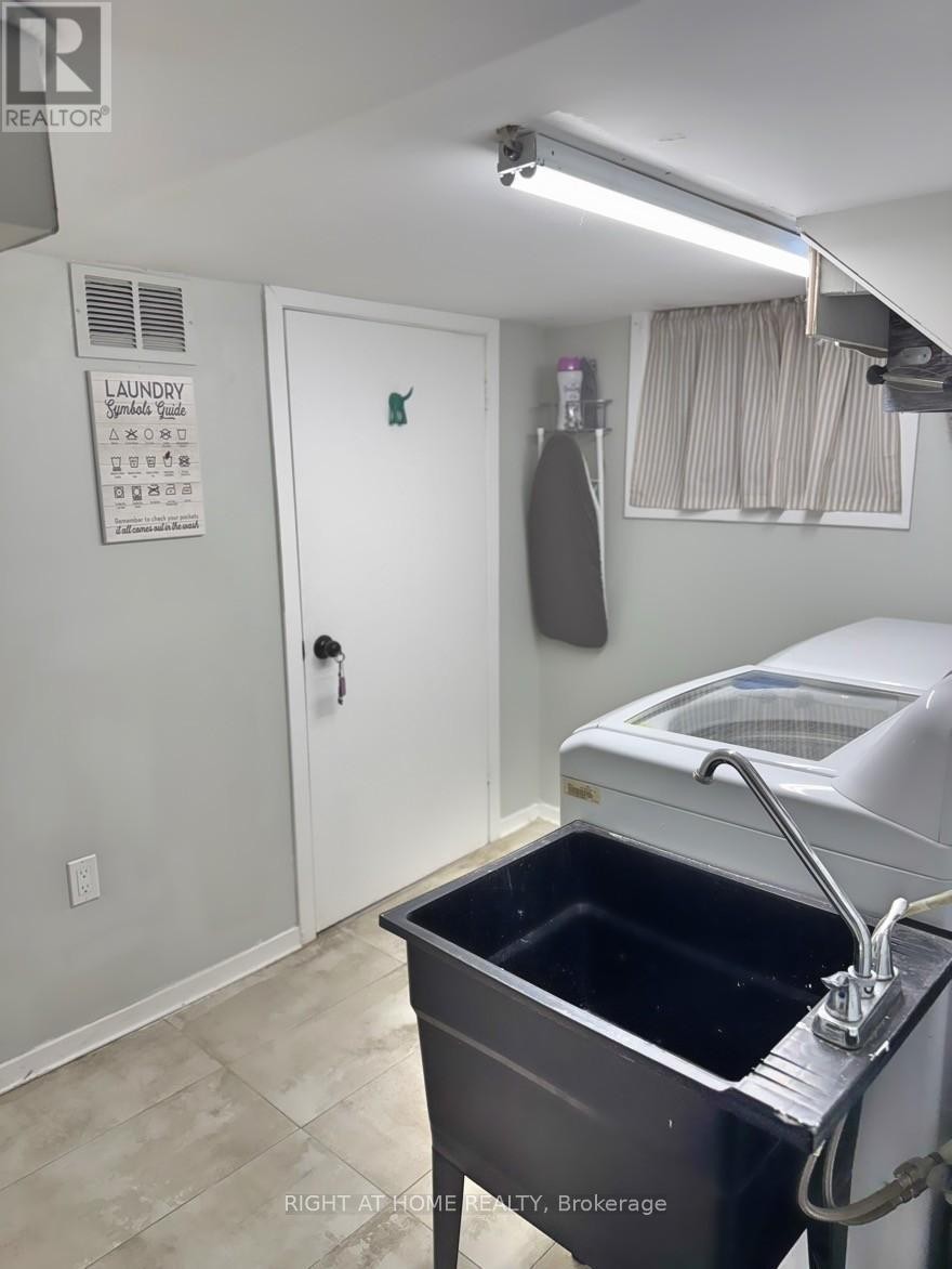 












47 RONALD AVENUE

,
Toronto (Briar Hill-Belgravia),




Ontario
M6E4M8

