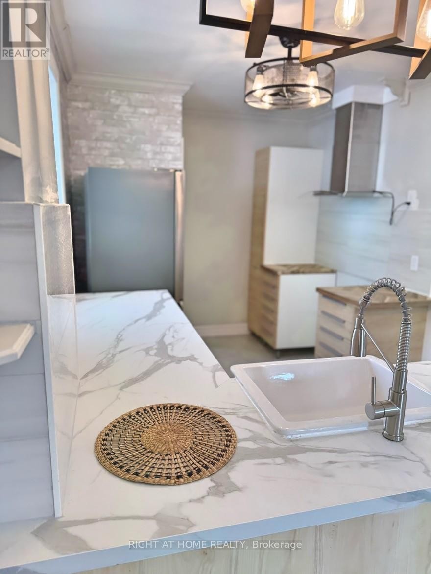 












47 RONALD AVENUE

,
Toronto (Briar Hill-Belgravia),




Ontario
M6E4M8

