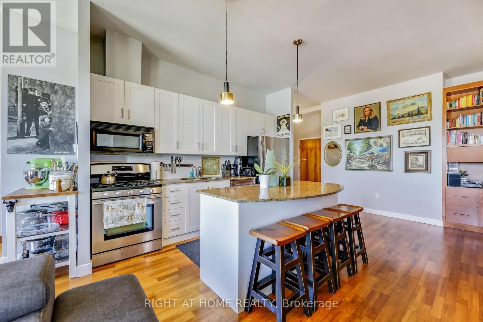 












504 - 1 ST JOHNS ROAD

,
Toronto (Junction Area),




Ontario
M6P1T7

