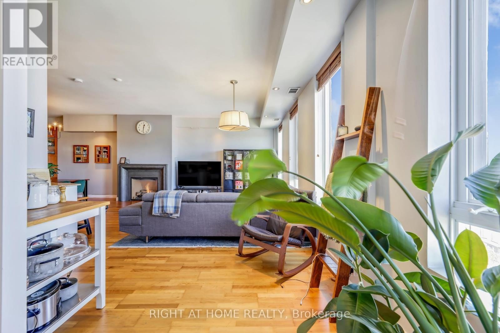 












504 - 1 ST JOHNS ROAD

,
Toronto (Junction Area),




Ontario
M6P1T7

