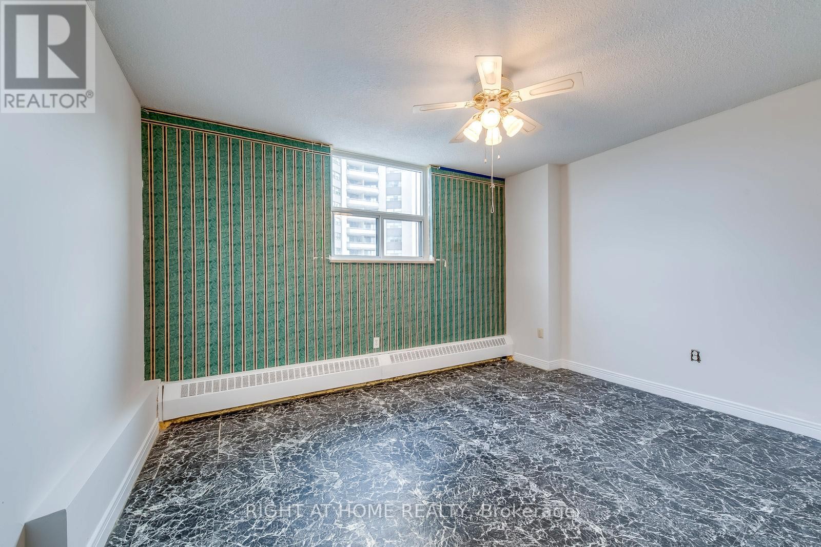 












413 - 390 DIXON ROAD

,
Toronto (Kingsview Village-The Westway),




Ontario
M9R1T4

