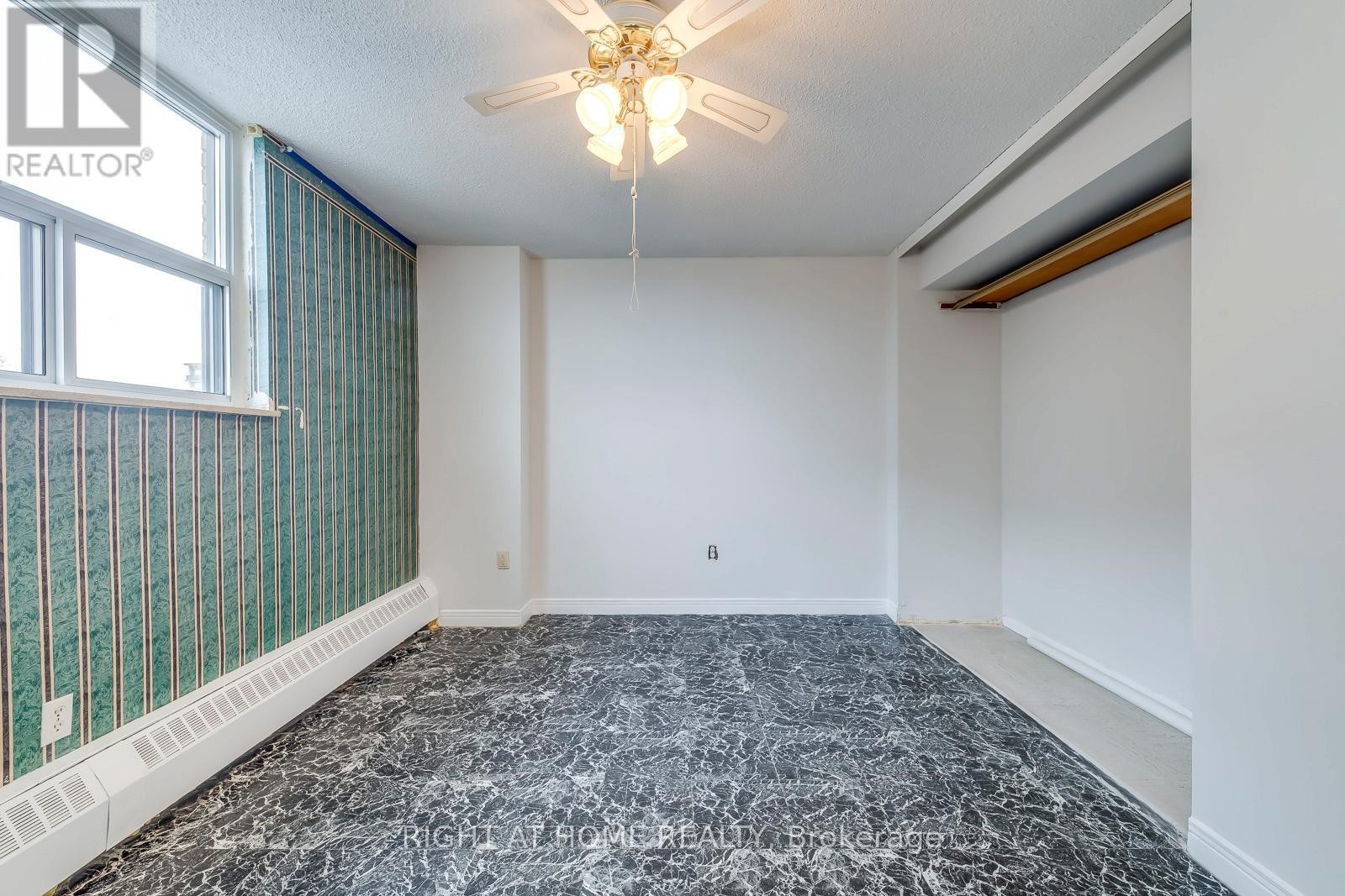 












413 - 390 DIXON ROAD

,
Toronto (Kingsview Village-The Westway),




Ontario
M9R1T4

