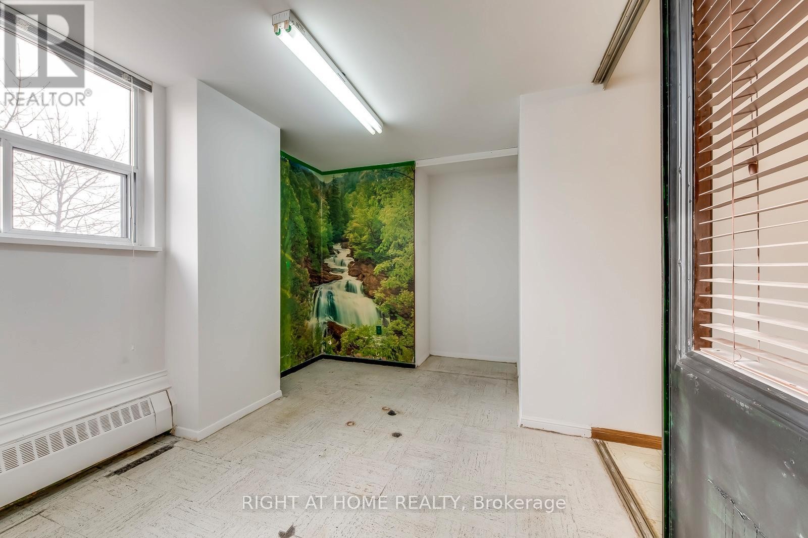 












413 - 390 DIXON ROAD

,
Toronto (Kingsview Village-The Westway),




Ontario
M9R1T4

