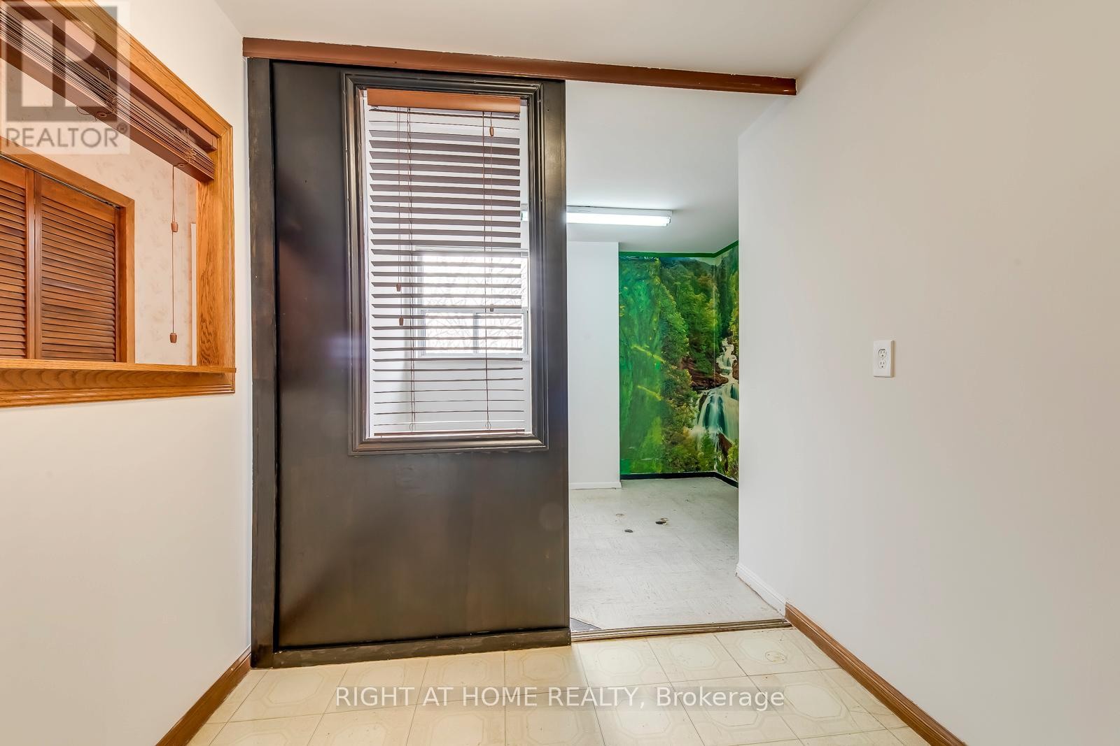 












413 - 390 DIXON ROAD

,
Toronto (Kingsview Village-The Westway),




Ontario
M9R1T4

