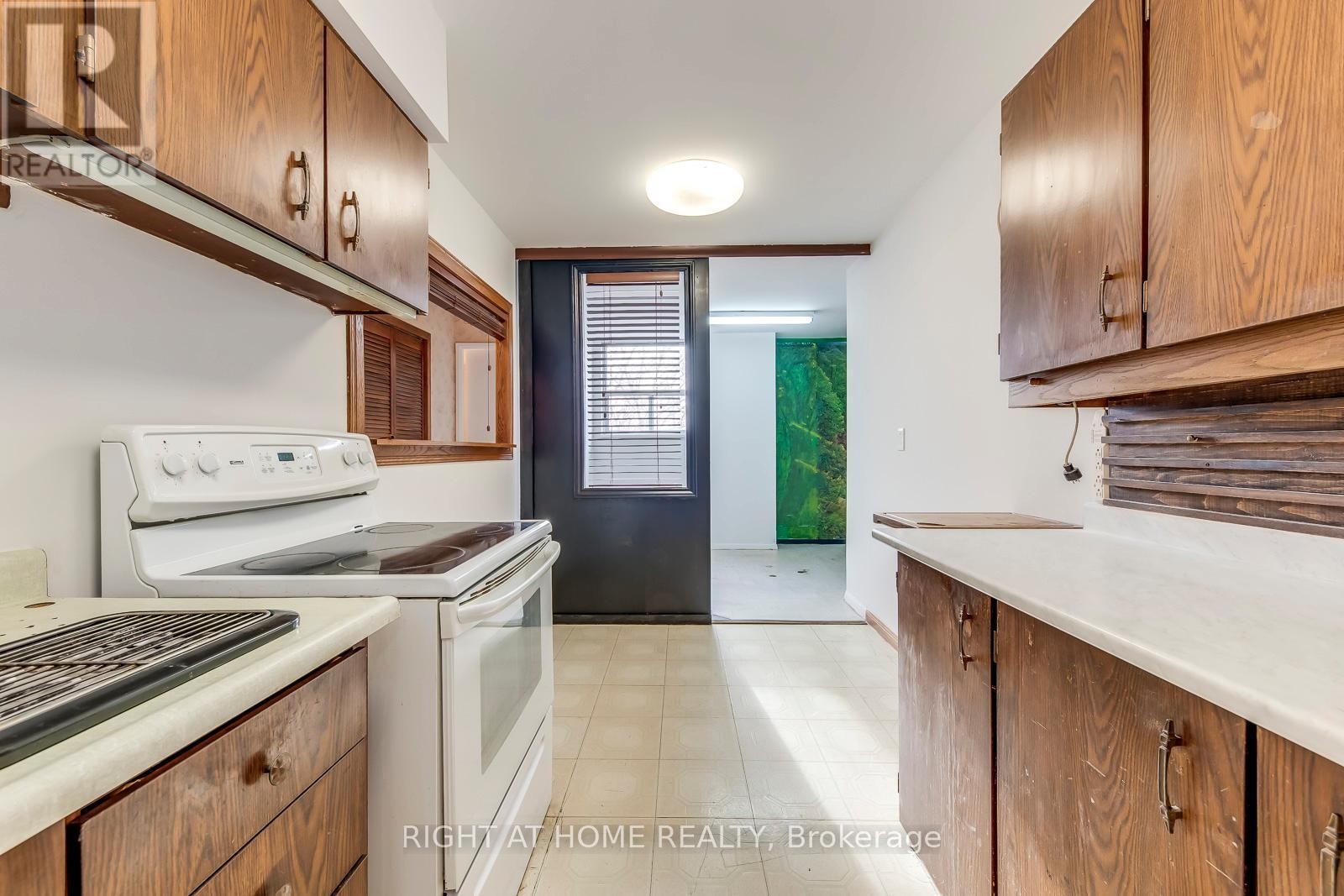 












413 - 390 DIXON ROAD

,
Toronto (Kingsview Village-The Westway),




Ontario
M9R1T4

