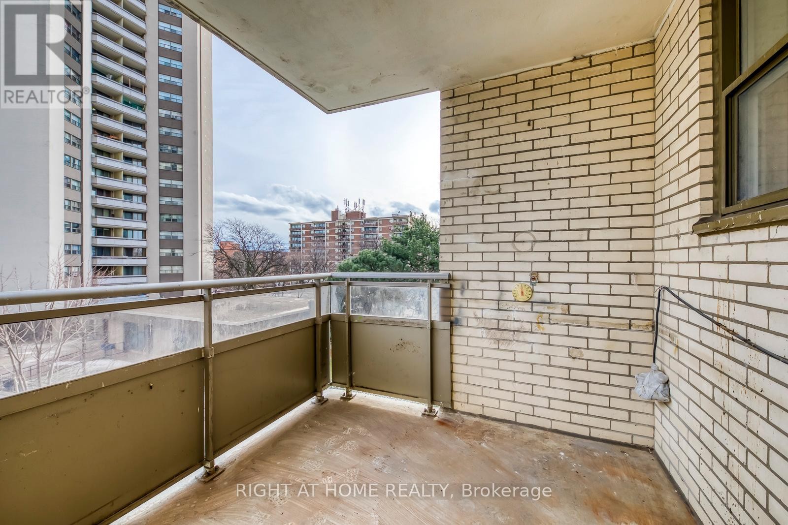 












413 - 390 DIXON ROAD

,
Toronto (Kingsview Village-The Westway),




Ontario
M9R1T4

