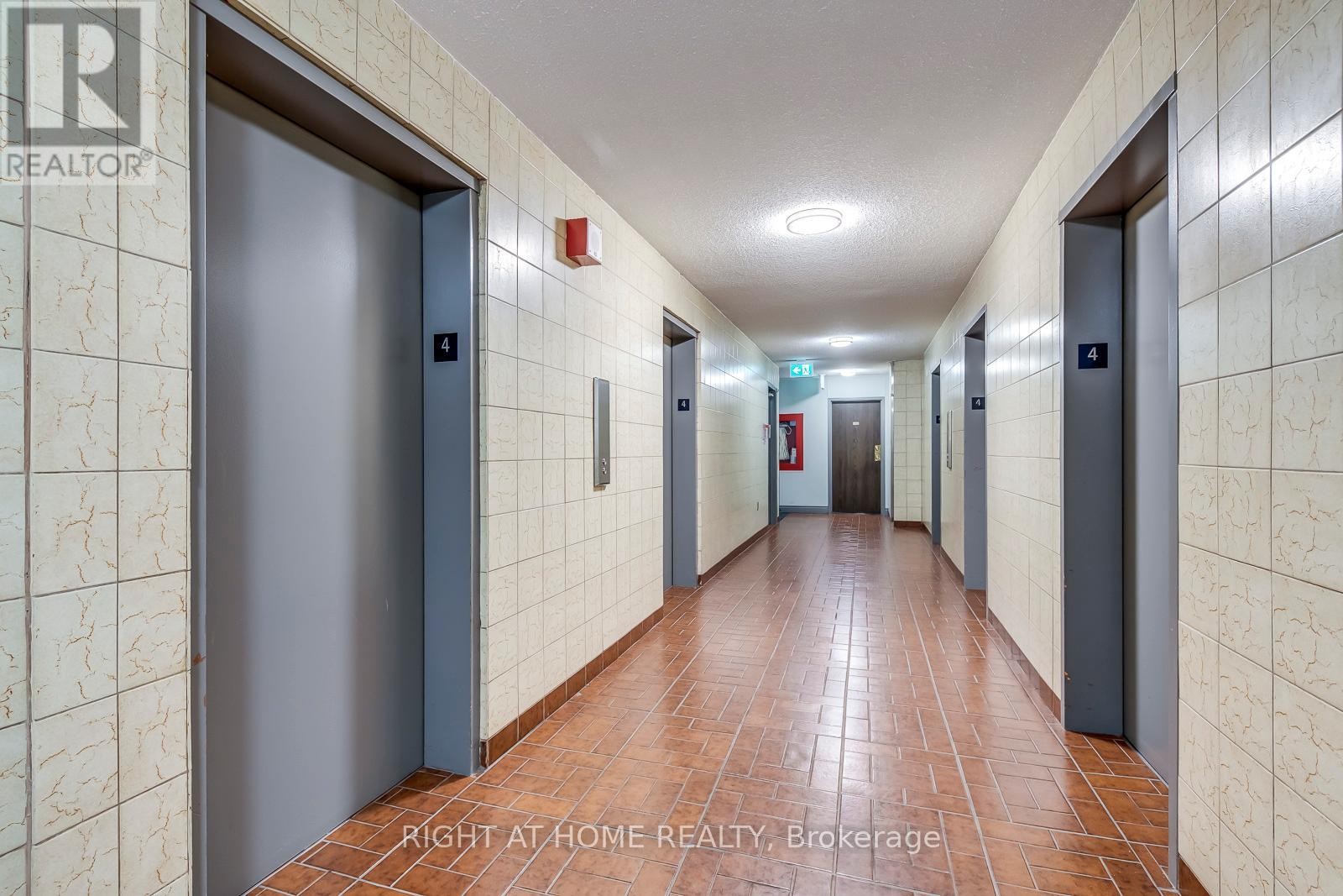 












413 - 390 DIXON ROAD

,
Toronto (Kingsview Village-The Westway),




Ontario
M9R1T4

