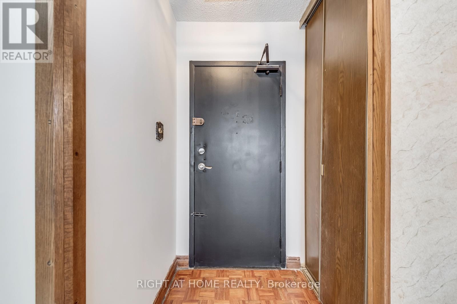 












413 - 390 DIXON ROAD

,
Toronto (Kingsview Village-The Westway),




Ontario
M9R1T4

