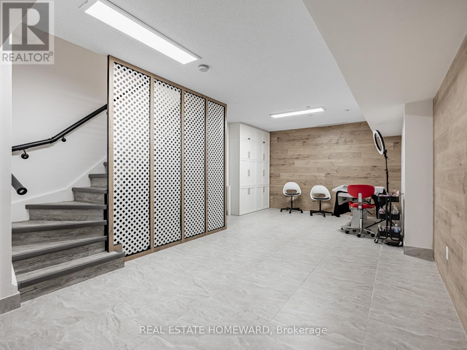 












964A THE QUEENSWAY

,
Toronto (Stonegate-Queensway),




Ontario
M8Z1P5

