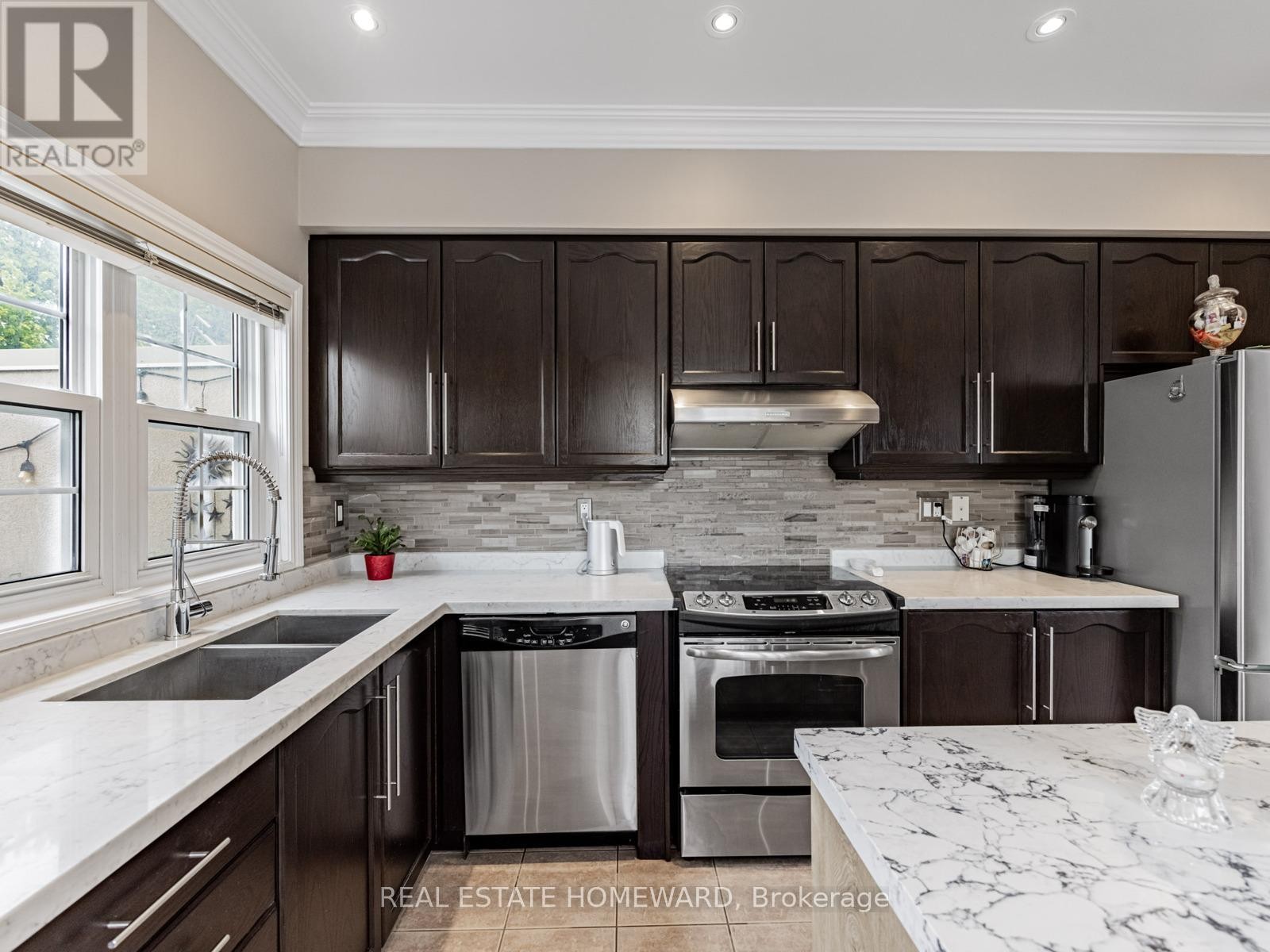 












964A THE QUEENSWAY

,
Toronto (Stonegate-Queensway),




Ontario
M8Z1P5

