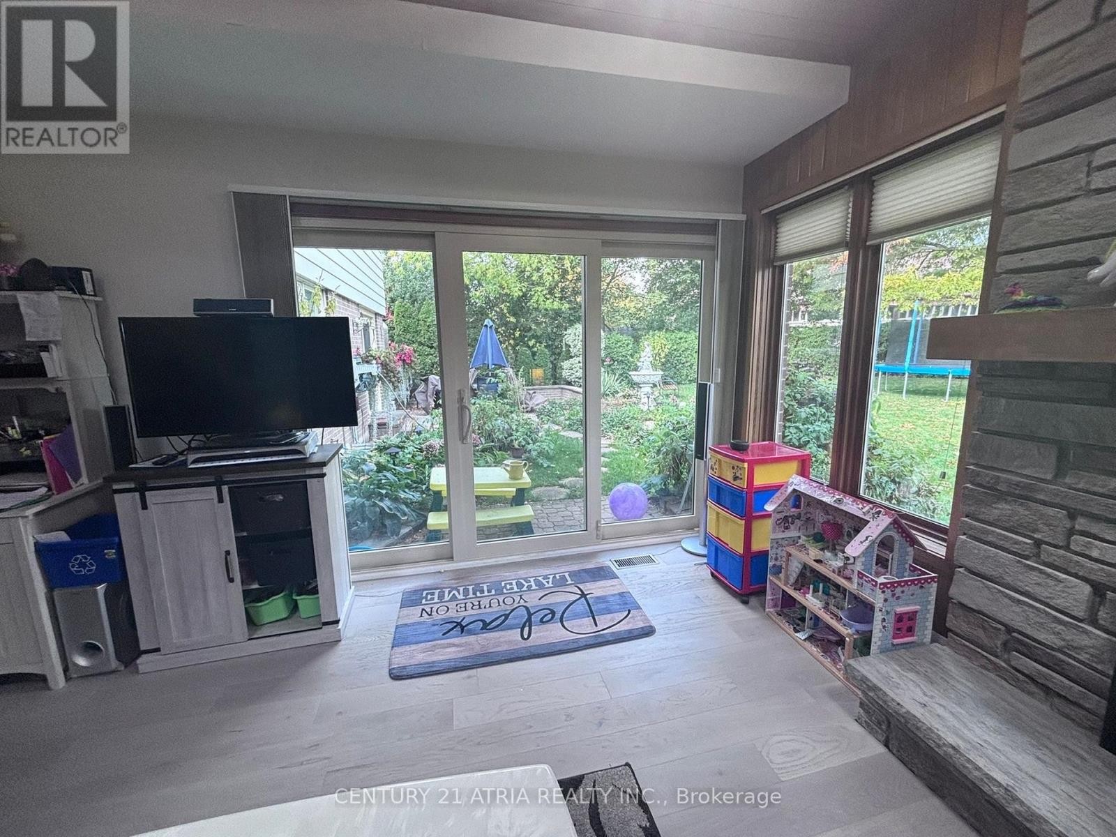 












ROOM 1 - 18 STAVELEY CRESCENT

,
Brampton (Brampton East),




Ontario
L6W2R9

