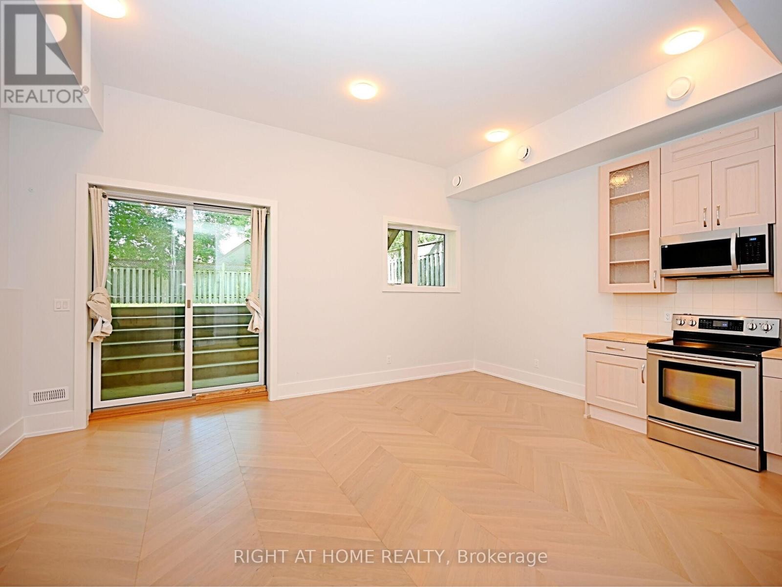 












50B WOODLAWN AVENUE

,
Mississauga (Port Credit),




Ontario
L5G3K6

