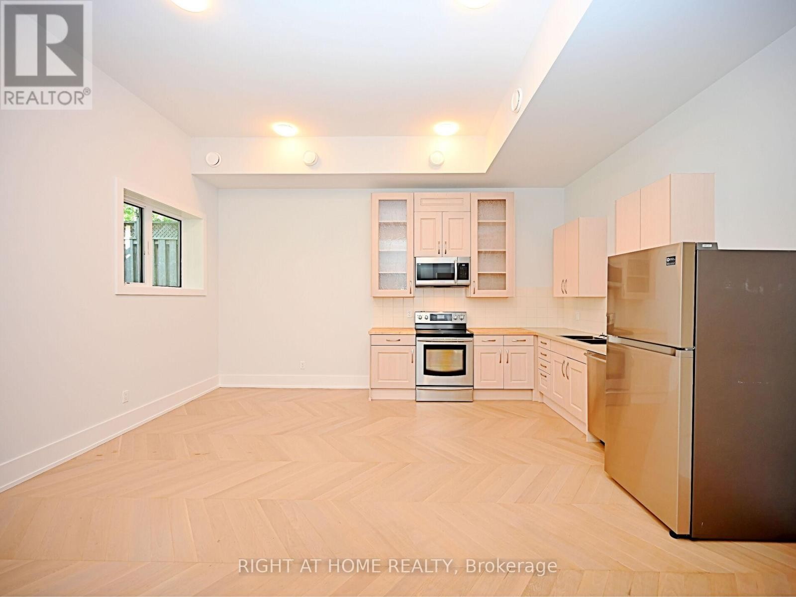 












50B WOODLAWN AVENUE

,
Mississauga (Port Credit),




Ontario
L5G3K6

