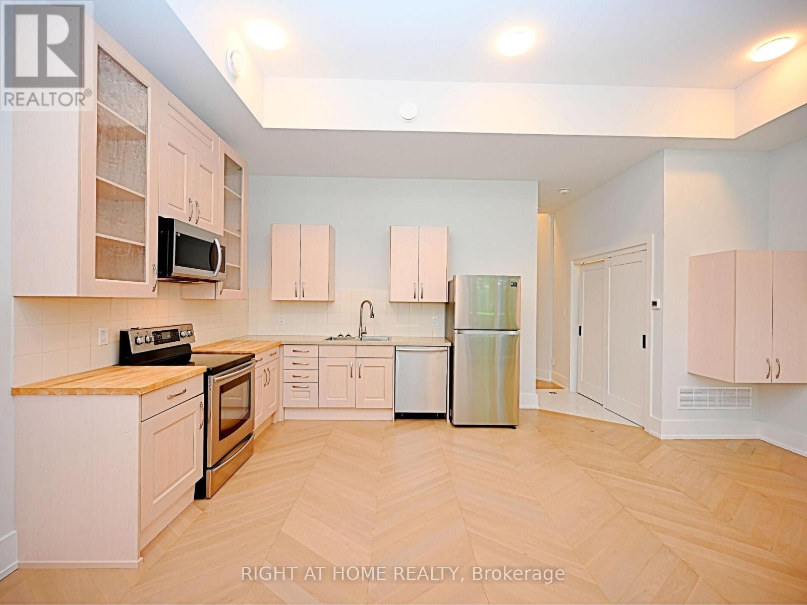 












50B WOODLAWN AVENUE

,
Mississauga (Port Credit),




Ontario
L5G3K6

