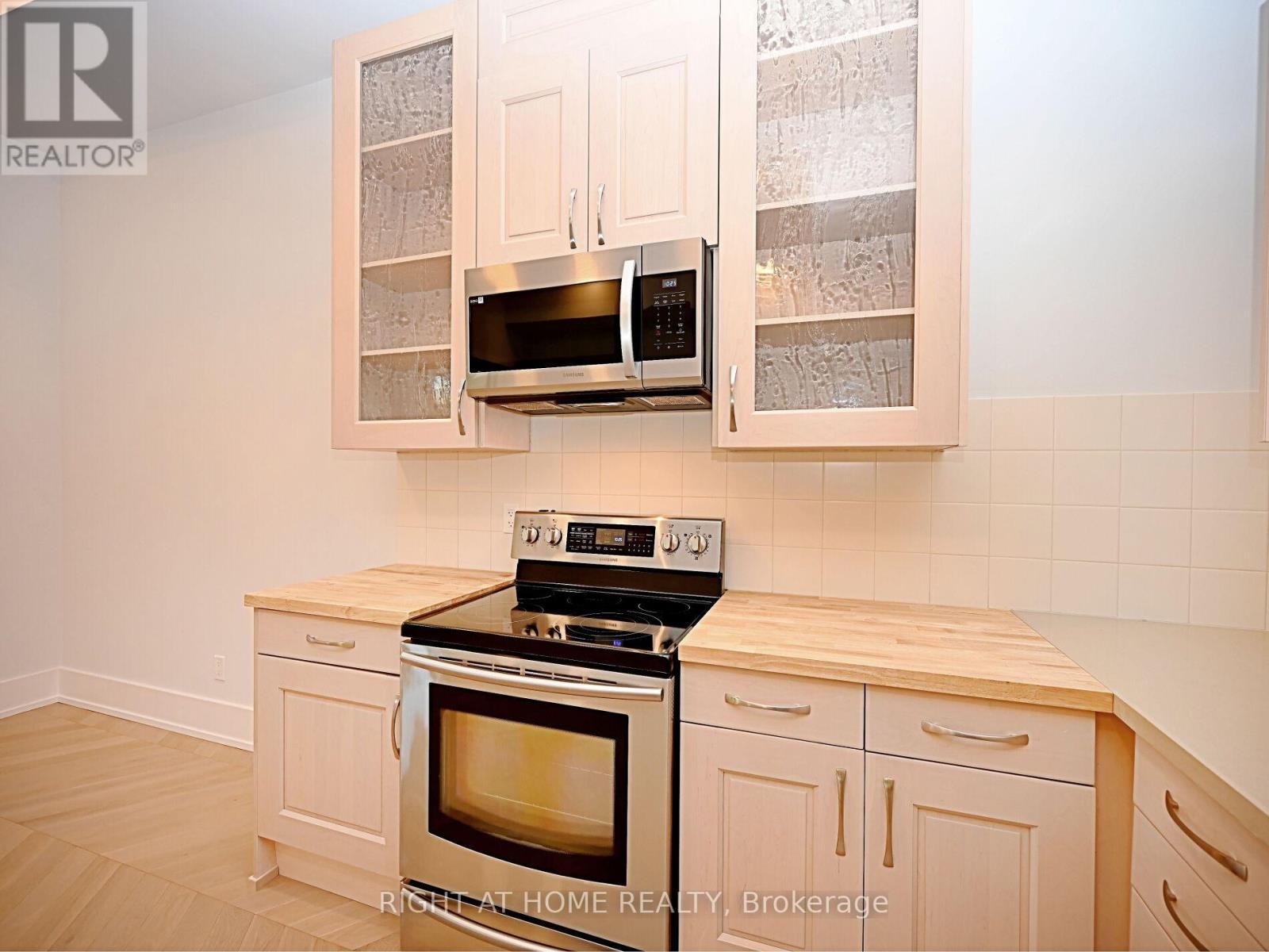 












50B WOODLAWN AVENUE

,
Mississauga (Port Credit),




Ontario
L5G3K6

