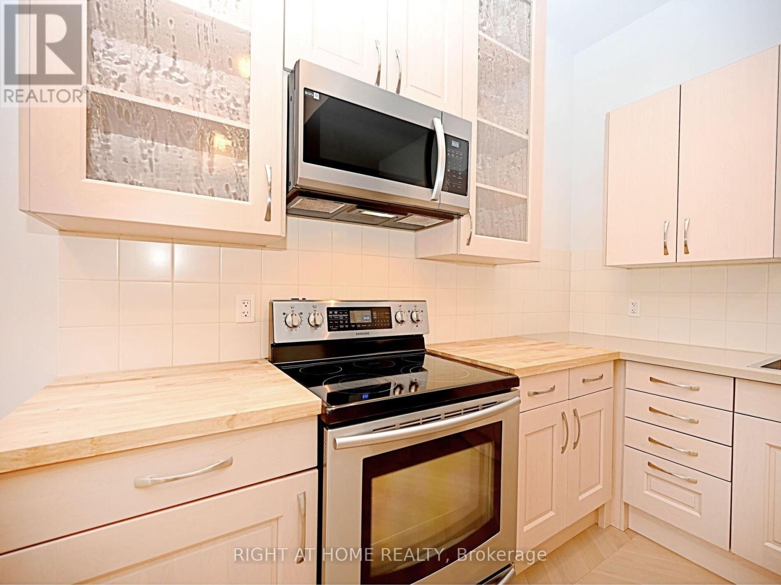 












50B WOODLAWN AVENUE

,
Mississauga (Port Credit),




Ontario
L5G3K6

