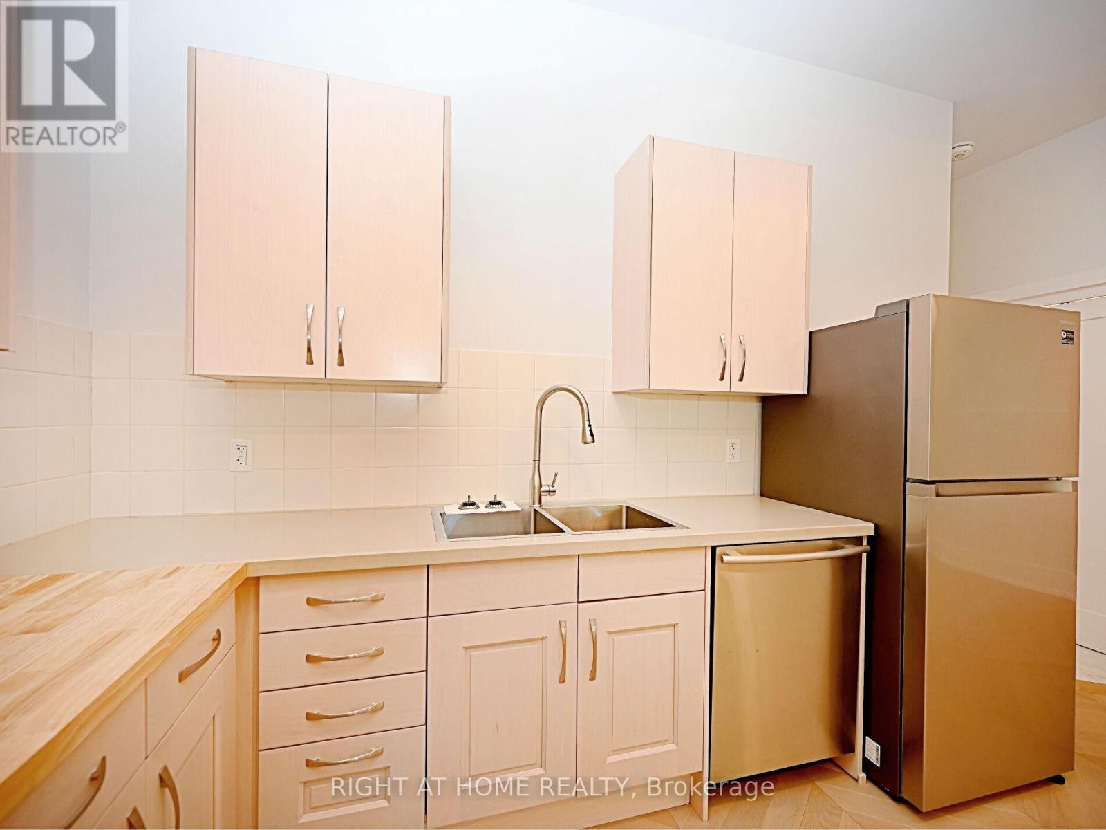 












50B WOODLAWN AVENUE

,
Mississauga (Port Credit),




Ontario
L5G3K6

