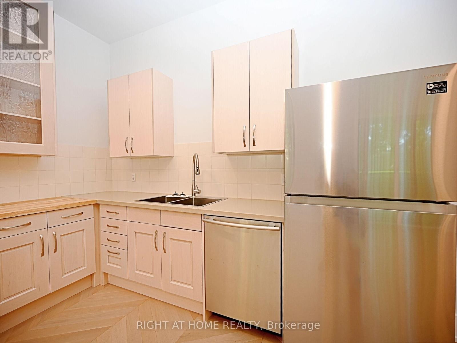 












50B WOODLAWN AVENUE

,
Mississauga (Port Credit),




Ontario
L5G3K6

