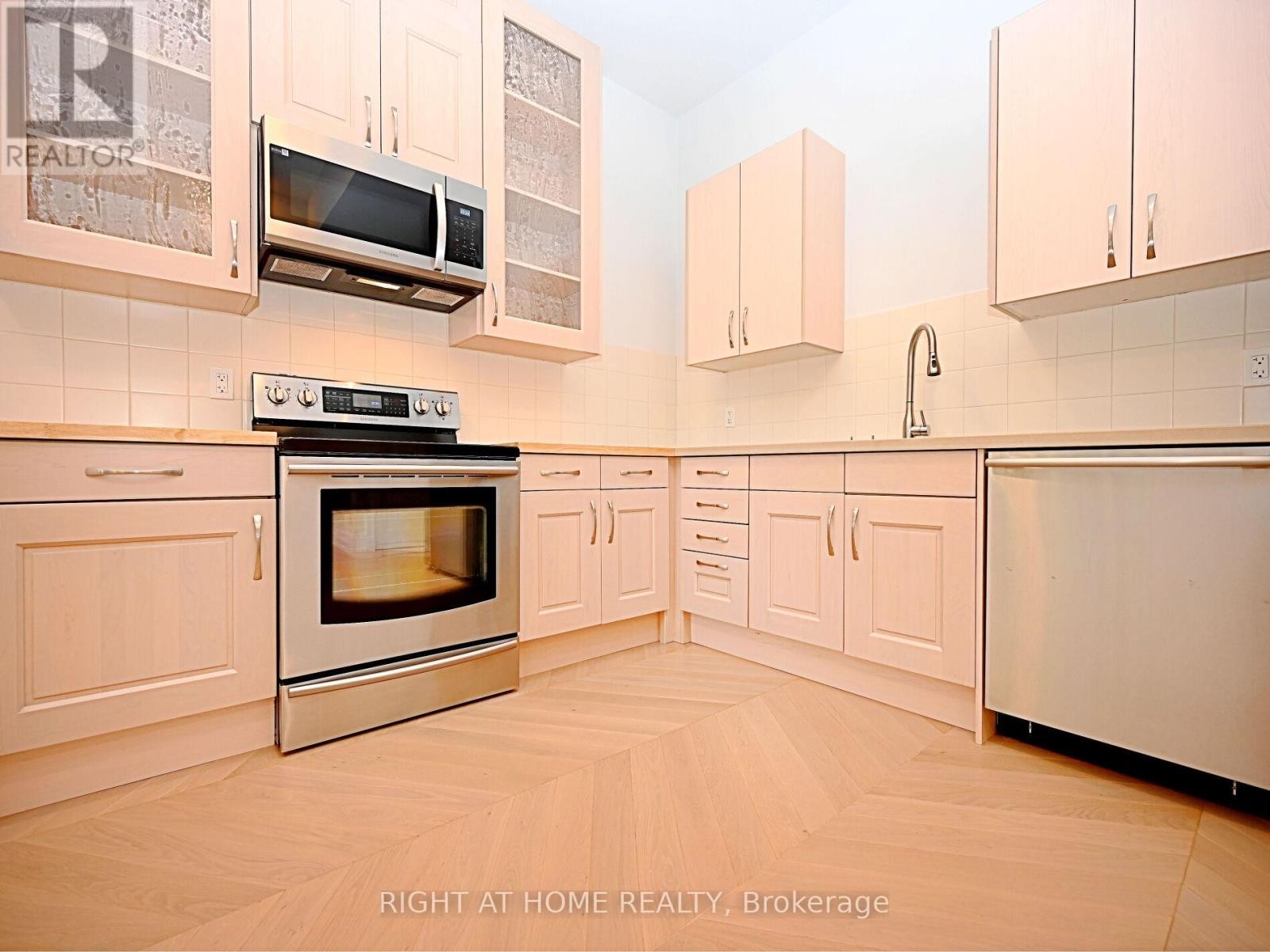 












50B WOODLAWN AVENUE

,
Mississauga (Port Credit),




Ontario
L5G3K6

